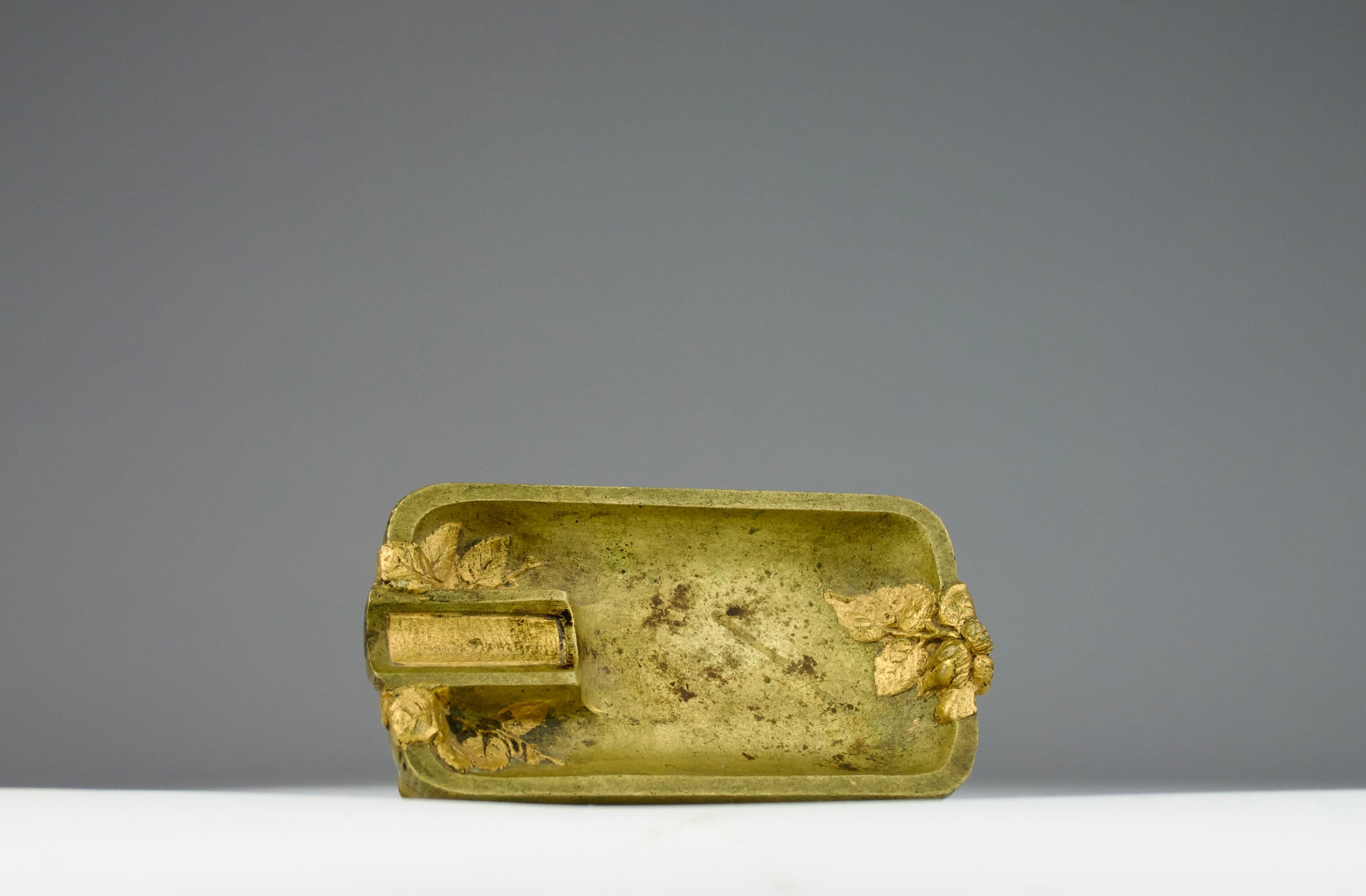 Splendido posacenere in bronzo dorato con decorazioni di rose intricate di Paul Louchet (1854-1936), Francia, periodo Romantico/Art Nouveau, fine XIX secolo. Firmato 