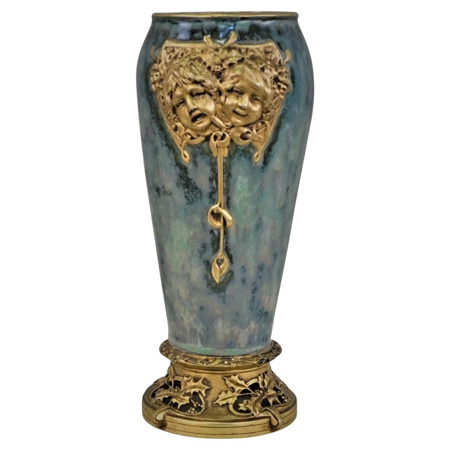 Vase von Paul Louchet mit Sockel aus vergoldeter Bronze