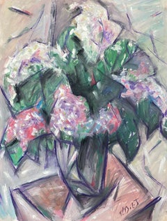 Peinture à la gouache moderniste française du 20ème siècle représentant des Dahlias roses placées sur une table