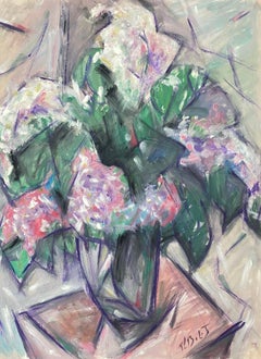 Peinture à la gouache moderniste française du 20ème siècle représentant des Dahlias roses placées sur une table