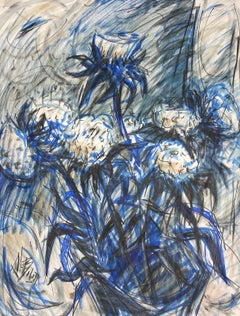 Französisches Gemälde mit Blumen neben Fensterschrank in blauer Leuchte