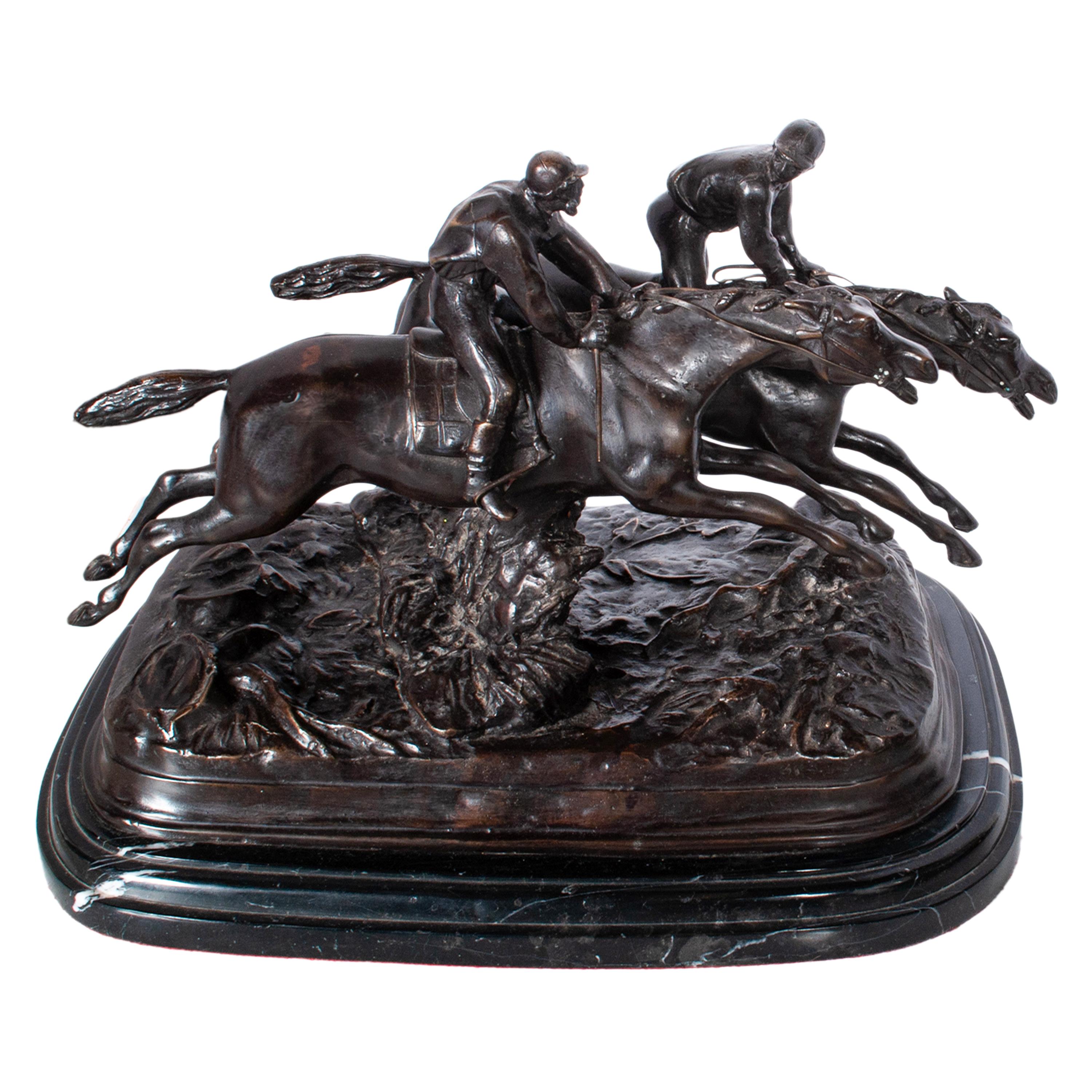 Fino grupo escultórico de bronce francés antiguo de finales del siglo XIX, de una pareja de caballos de carreras y jinetes, obra de Paul Louis Emile Loiseau-Rousseau, París (1861-1927). 
El bronce, de hacia 1895, representa a dos caballos de