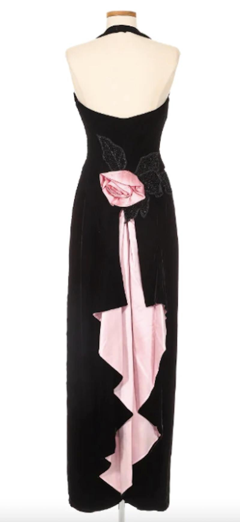 Paul-Louis Orrier Robe en velours noir avec fleur en soie rose. Le couturier Paul-Louis/One, qui s'est fait connaître dans les années 1970, était célèbre pour avoir habillé les personnages les plus audacieux de son époque, notamment Liza Minnelli.