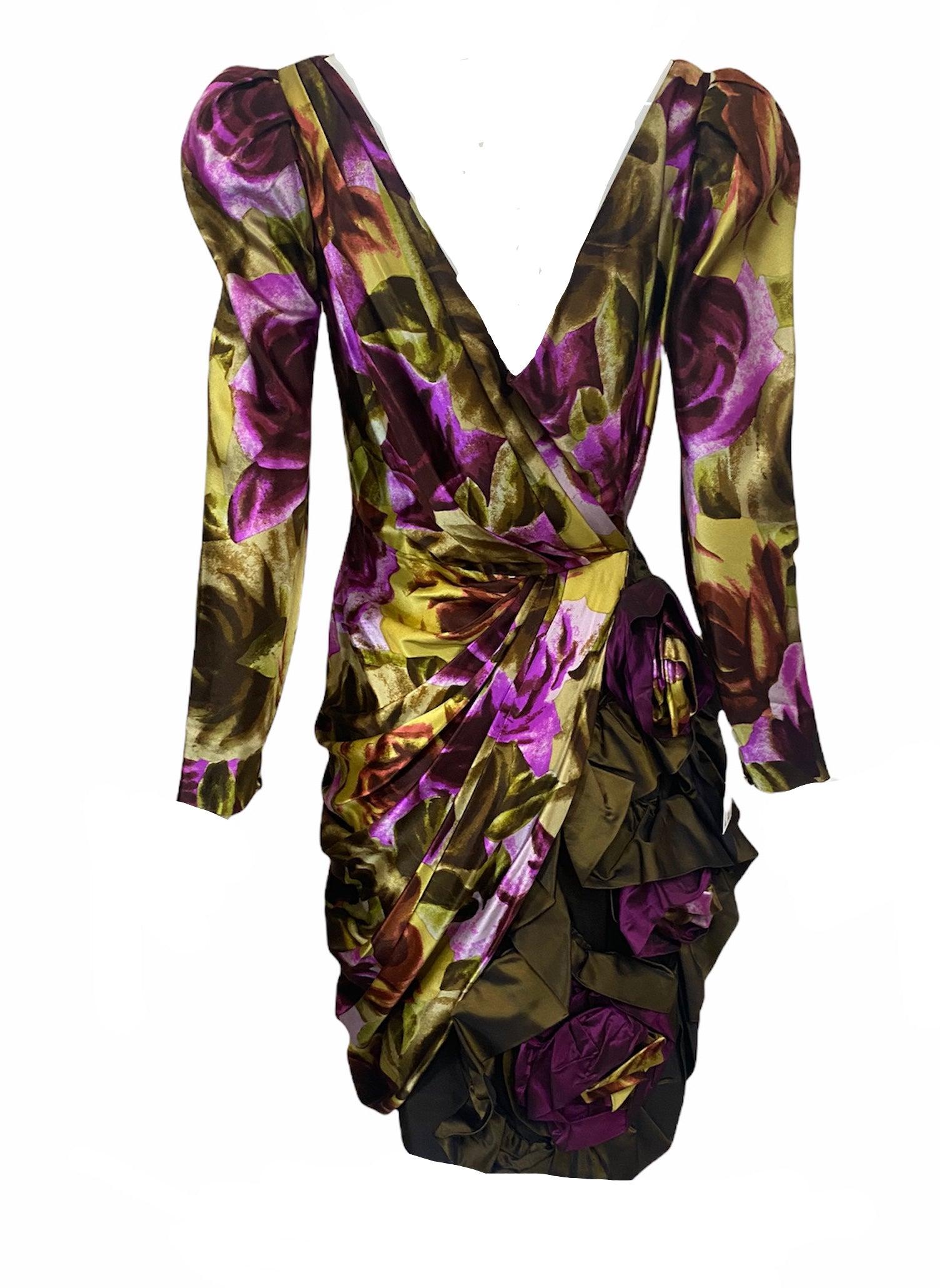 Sarebbe difficile trovare un vestito più lussuoso  per trovare. Dallo stilista francese Paul-Louis Orrier, un abito da cocktail in stile anni '80, dai toni tenui e con una stampa floreale pittorica. Silhouette drammatica con volute e pouf in tutti i