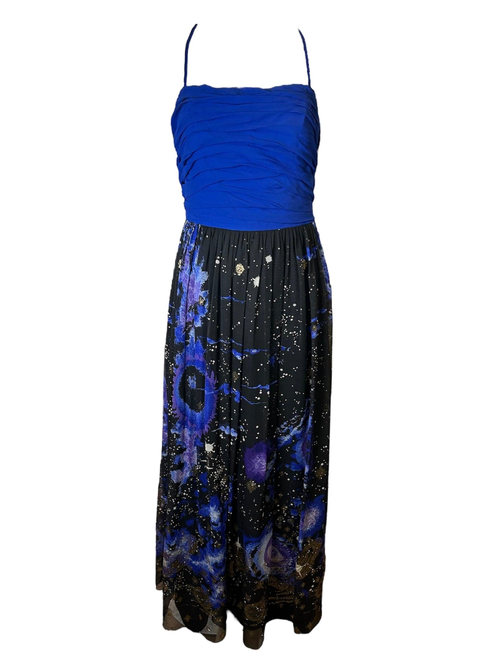 Cuando decimos que este conjunto es de otro mundo... ¡lo decimos en serio! El vestido galáctico más etéreo e inspirado en el espacio ha aterrizado, ¡y es genial! Nos encanta la creatividad de este conjunto, desde el vestido transparente que cubre la