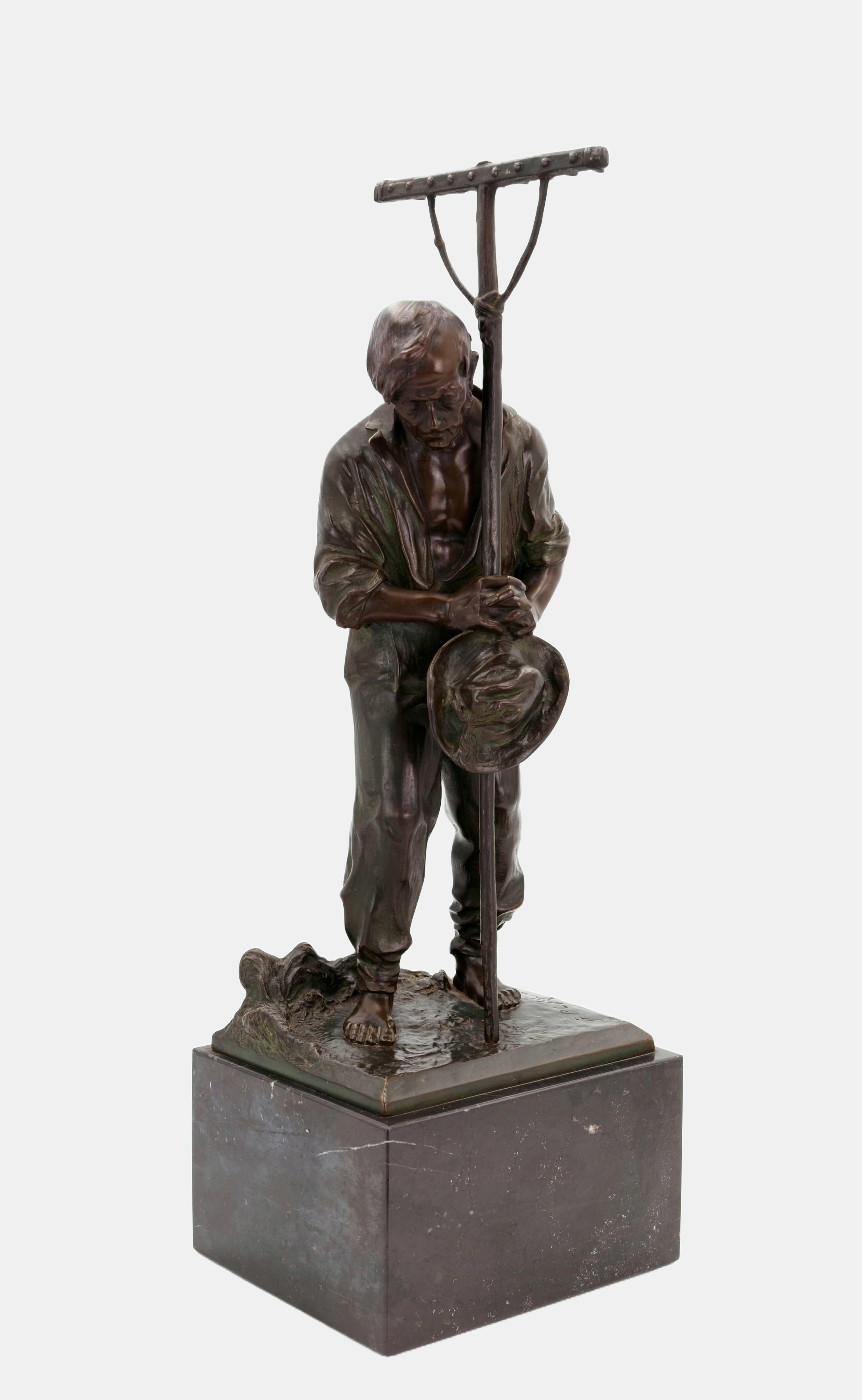 Lavoratore dei campi con rastrello / - L'umiltà del bracciante agricolo - - Sculpture Realismo di Paul Ludwig Kowalczewski