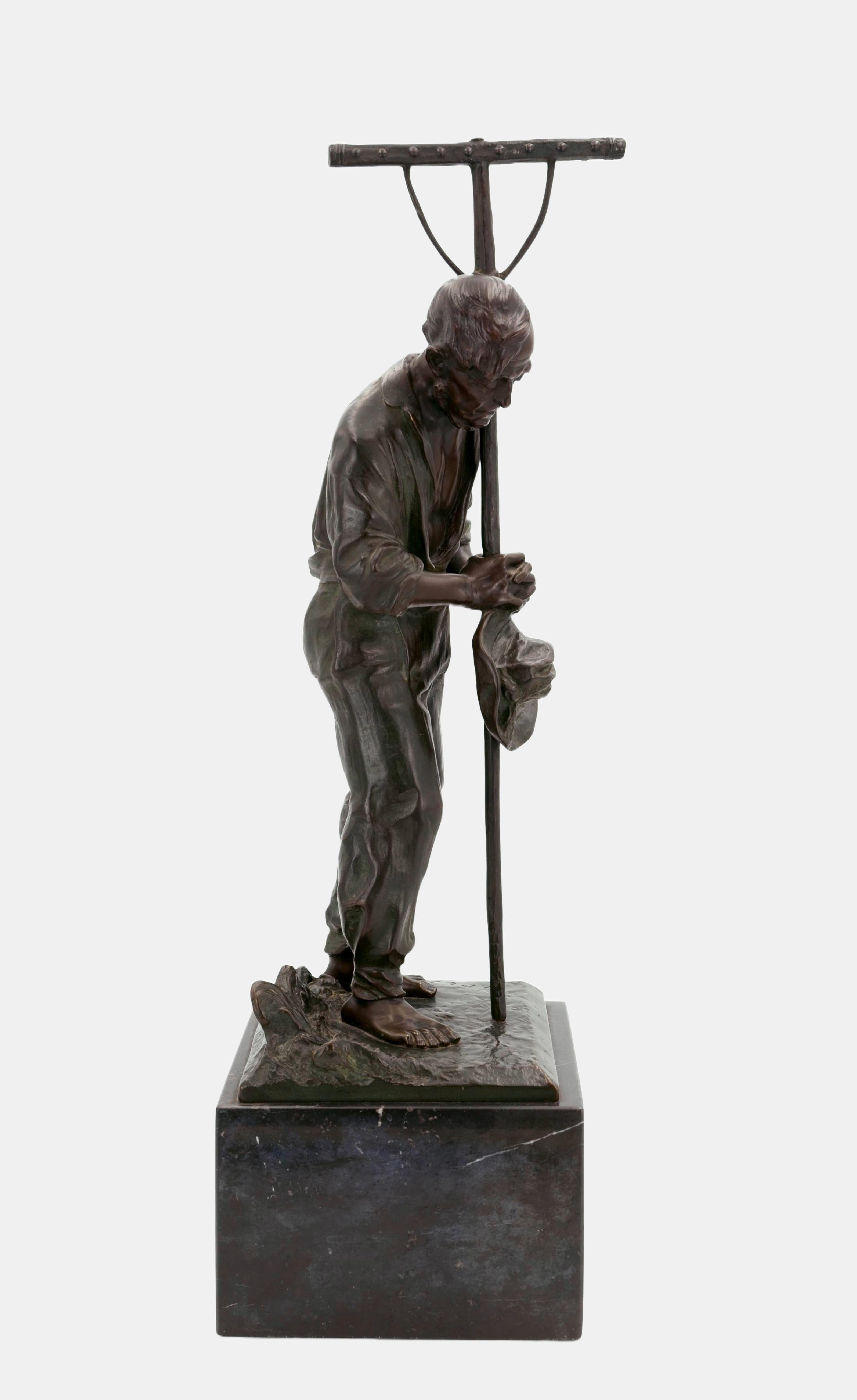 Lavoratore dei campi con rastrello / - L'umiltà del bracciante agricolo - - Figurative Sculpture Oro di Paul Ludwig Kowalczewski
