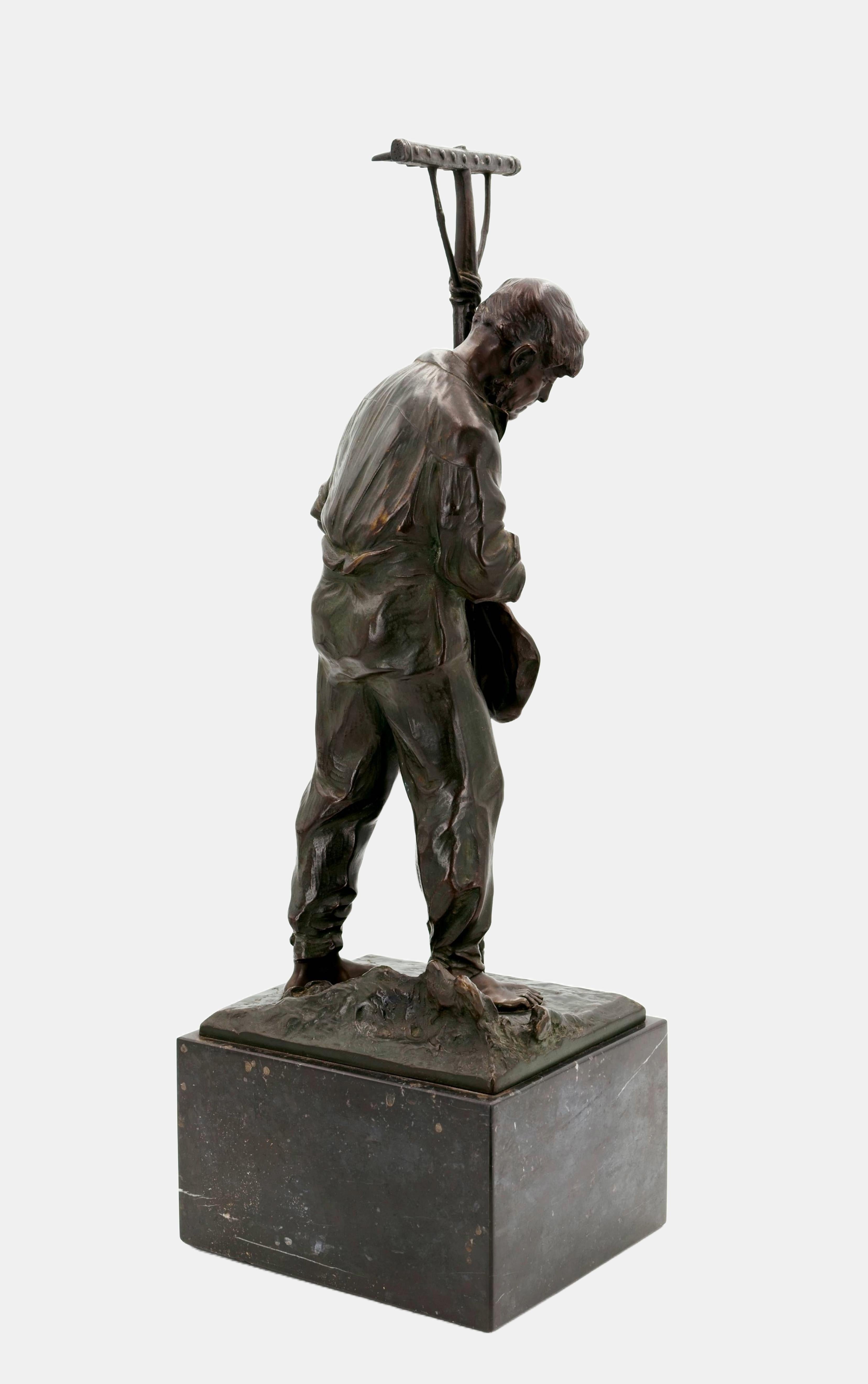 Paul Ludwig Kowalczewski (1865 Mieltschin - 1910 Berlino), Lavoratore nei campi con rastrello, intorno al 1900. Bronzo patinato marrone e marrone-verdastro con zoccolo naturalistico fuso montato su una base di marmo bianco venato (alta 10 cm),