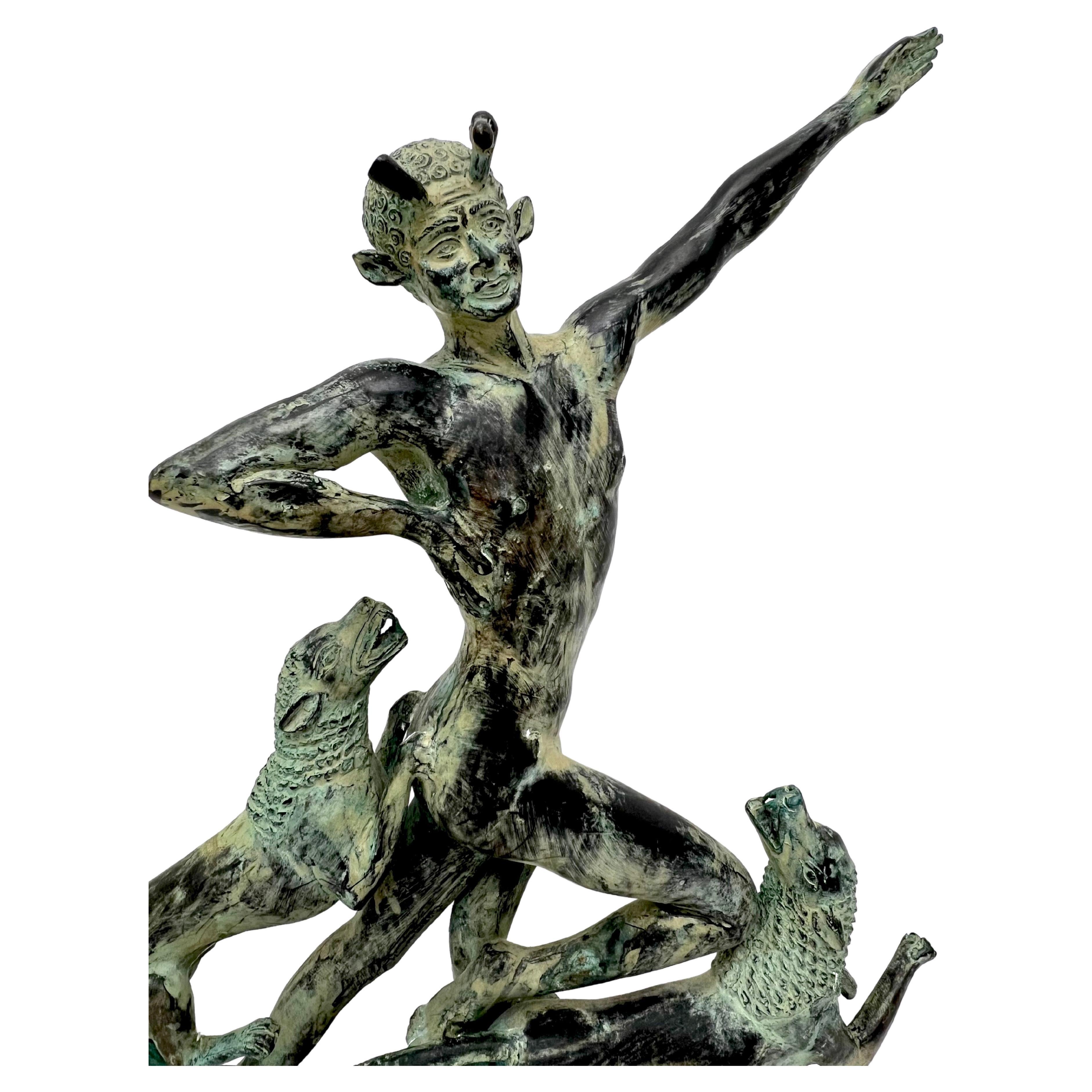 Fabuleuse sculpture Art Déco d'après Paul Manship (1885-1966) représentant Actéon et ses chiens lors de sa transformation d'homme en cerf.  
Manship était fasciné par la mythologie grecque et romaine. Une bourse du Prix de Rome en 1909 lui avait