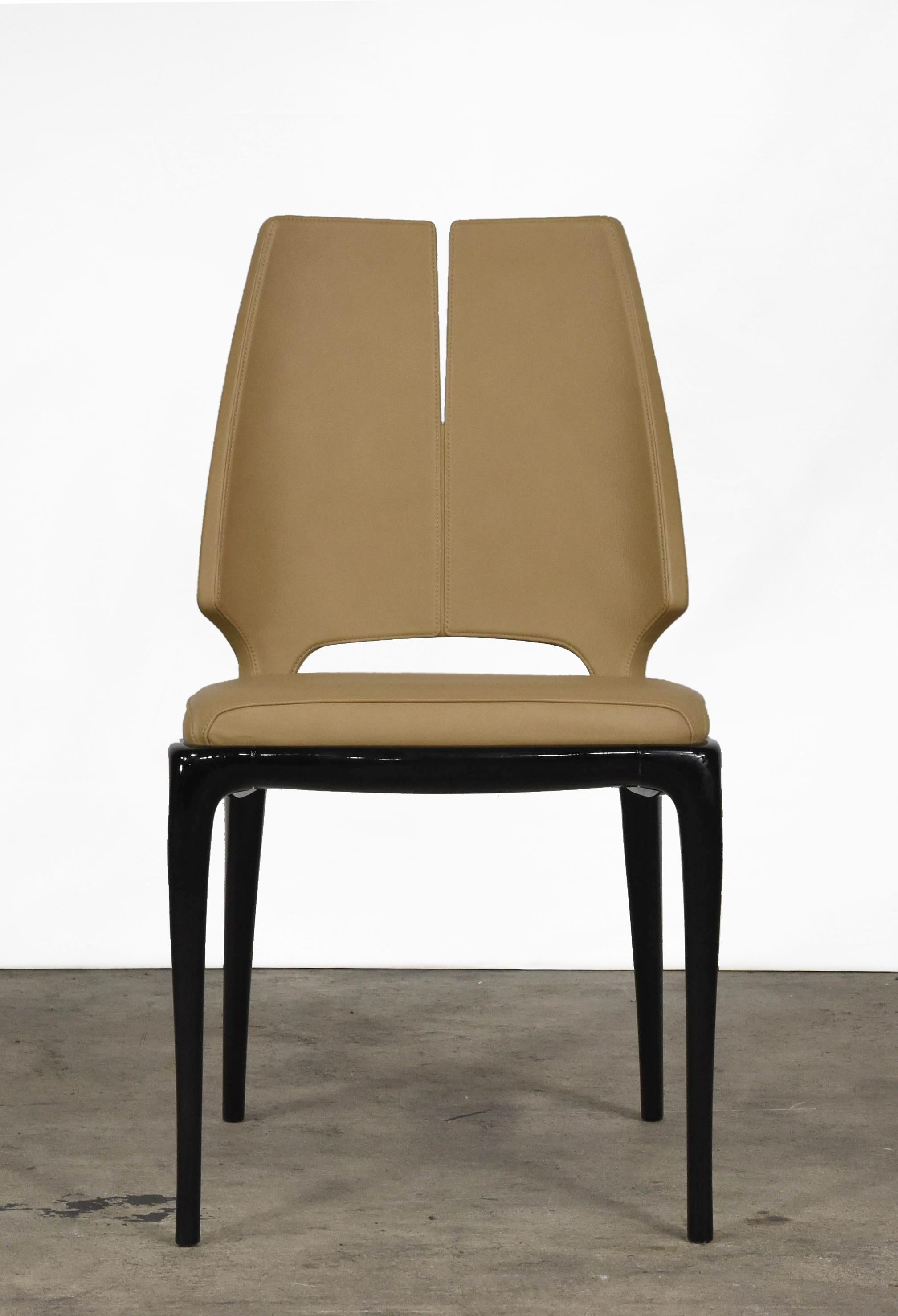 Slender and refined, the Contour chair with armrests brilliantly brings together a sober spirit with
contemporary taste. Made with dark-lacquered wood, it houses the camel colored leather seat
cushion, which matches the seatback upholstery.