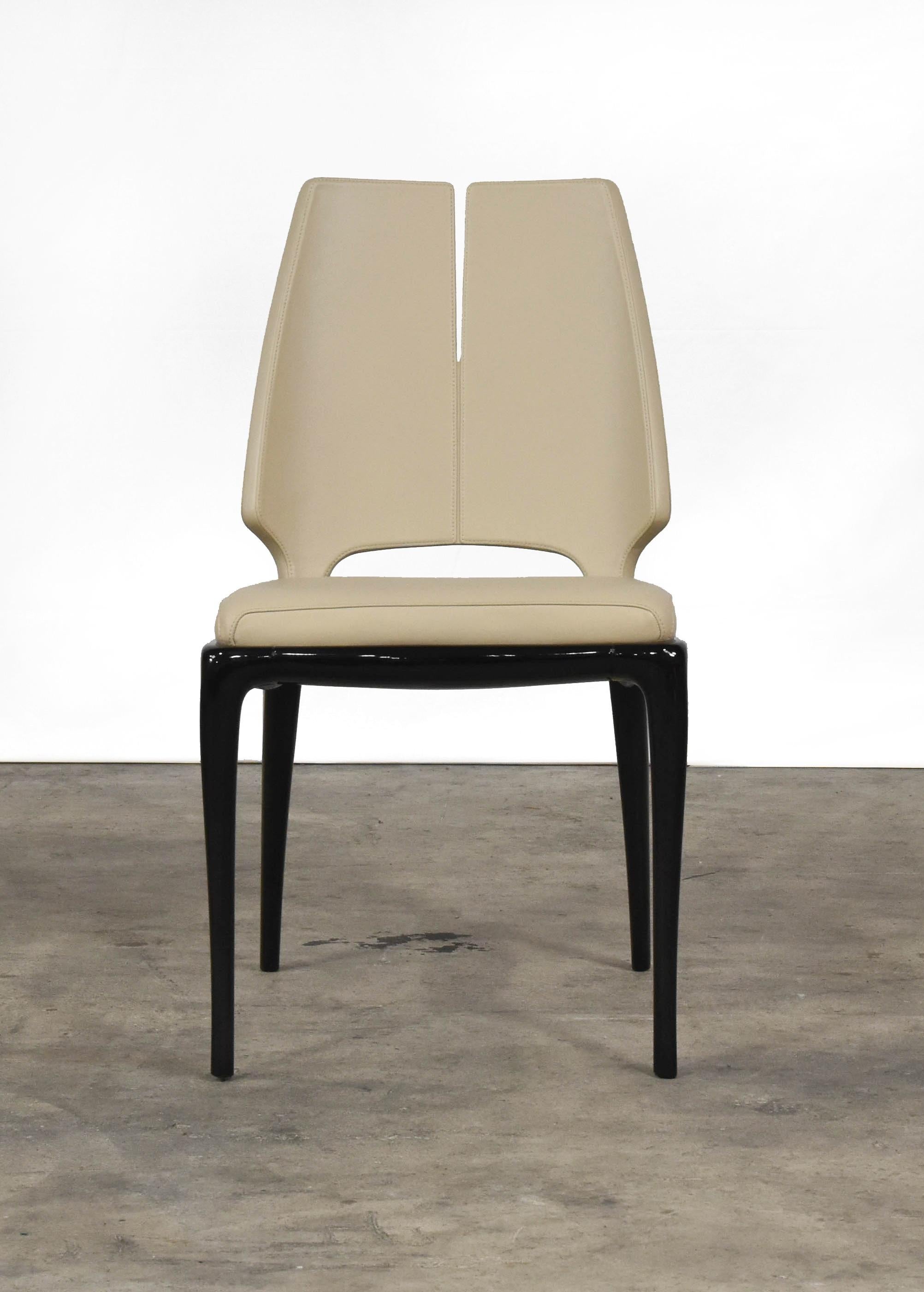 Élancée et raffinée, la chaise contour de Paul Mathieu pour Luxury Living associe un esprit sobre à un goût contemporain. Réalisé en bois laqué, il abrite le coussin d'assise en cuir beige, assorti à la
rembourrage du dossier de siège.