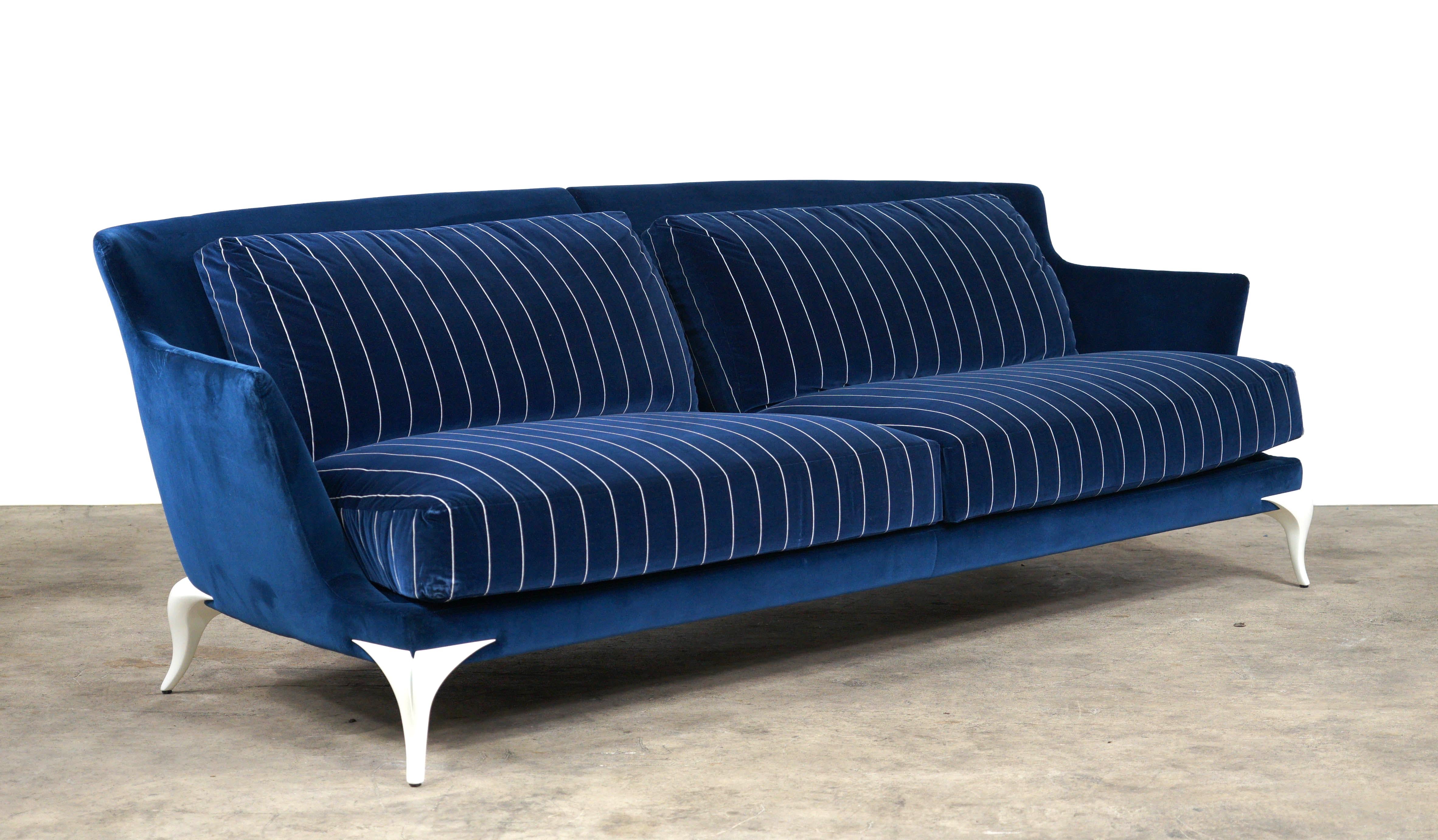 Slender and refined, the Contour brilliantly brings together a sober spirit with contemporary taste. It is upholstered in royal blue velvet, with an additional detail of white pinstriping added to the seat and back cushions. Contrasting white
