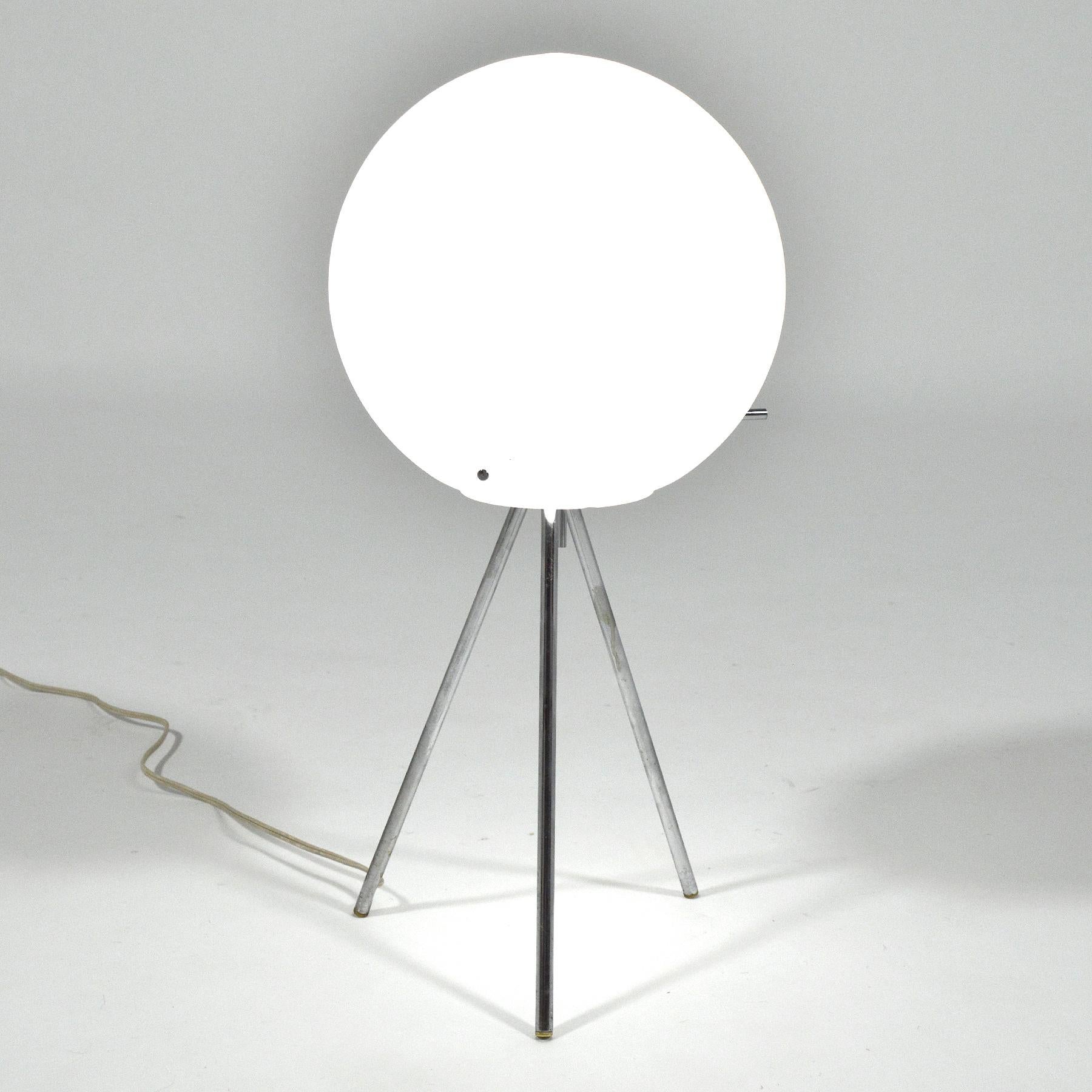 A fantastic representation of innovative lighting design and the mid-century obsession with the space race, this table lamp by Paul Mayen for Habitat features a glass globe suspended by a tripod base with arms that pierce the glass. The pull switch