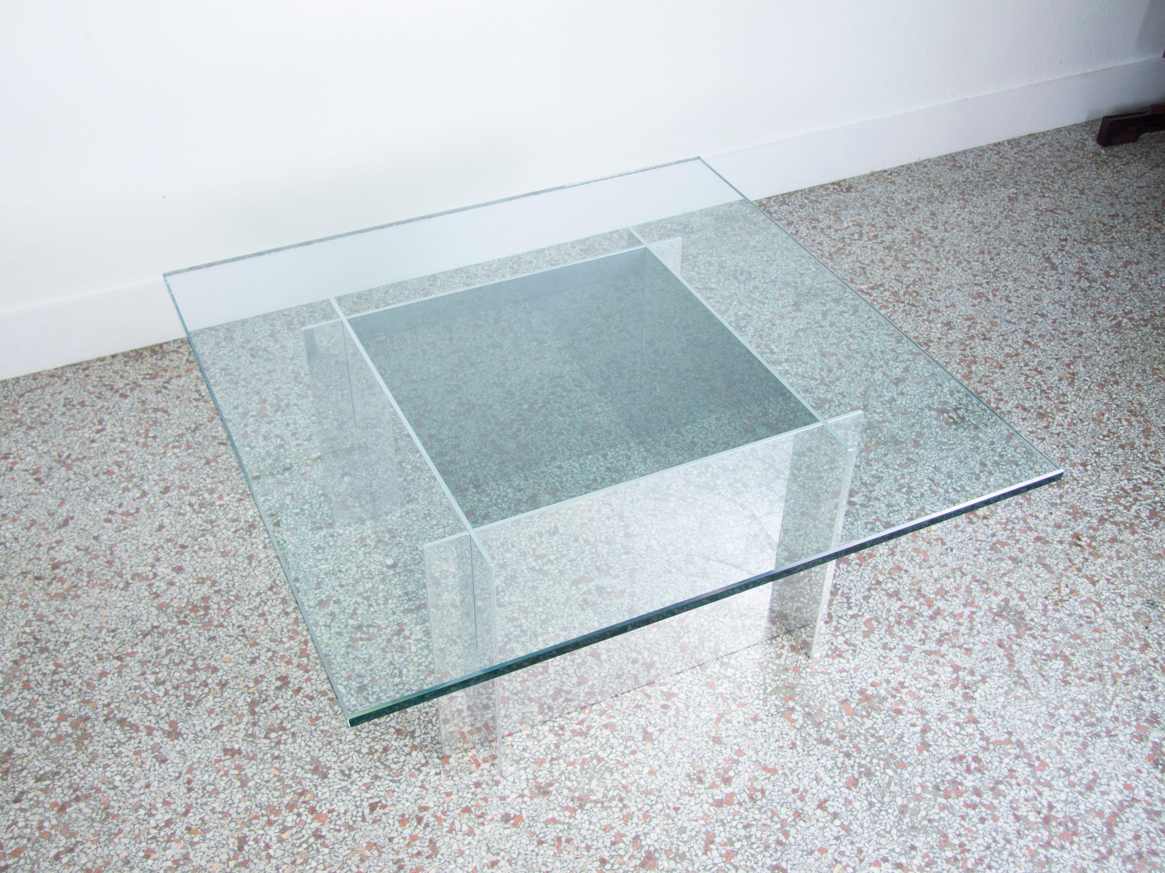 Table basse vintage en aluminium conçue par Paul Mayn pour Habitat. La base de la table est composée de quatre plaques d'aluminium qui se verrouillent les unes dans les autres de manière « couchée » et sont ornées d'un plateau en verre carré de 3/4