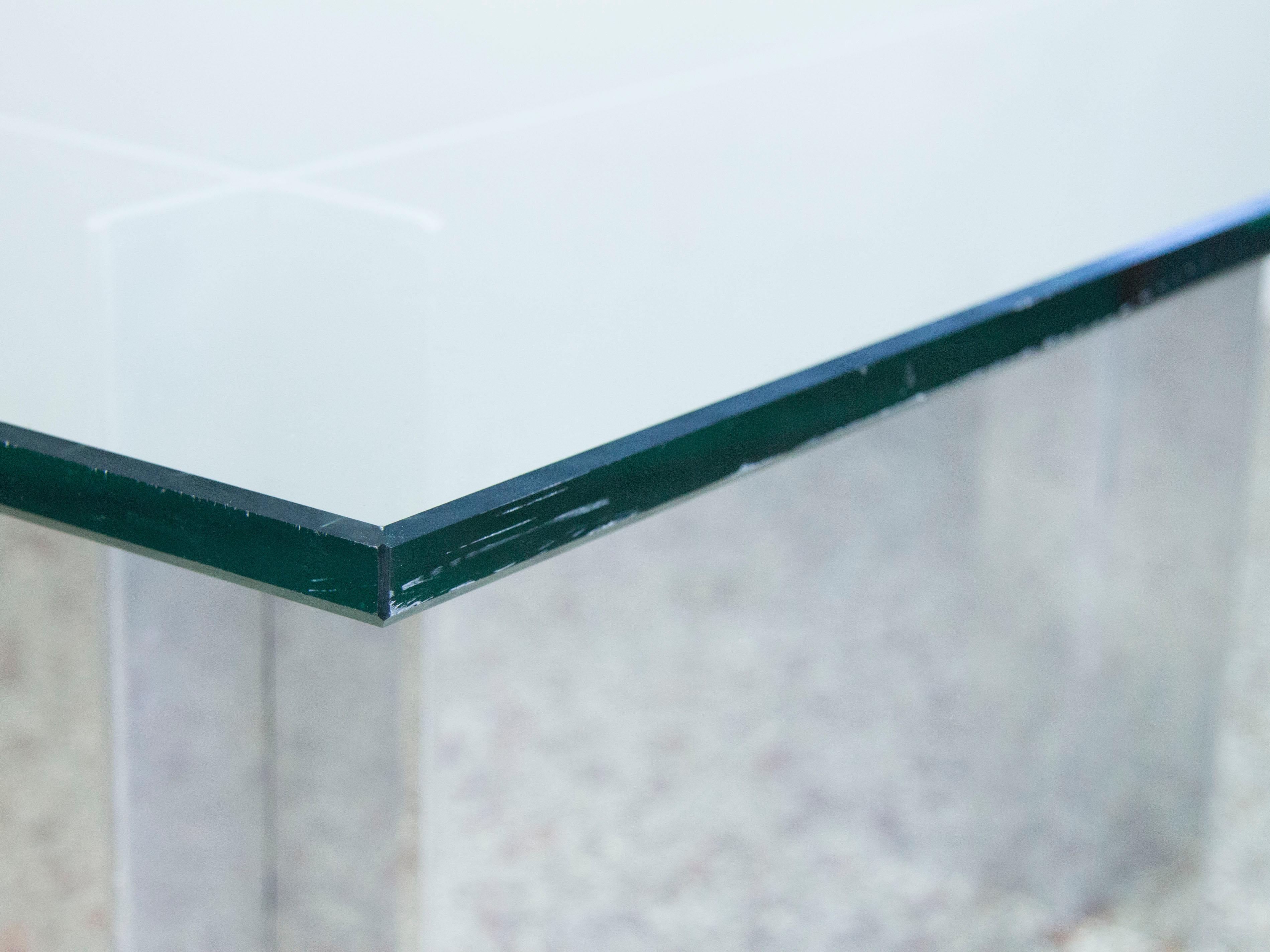20ième siècle Table basse en aluminium et verre Paul Mayen pour Habitat en vente