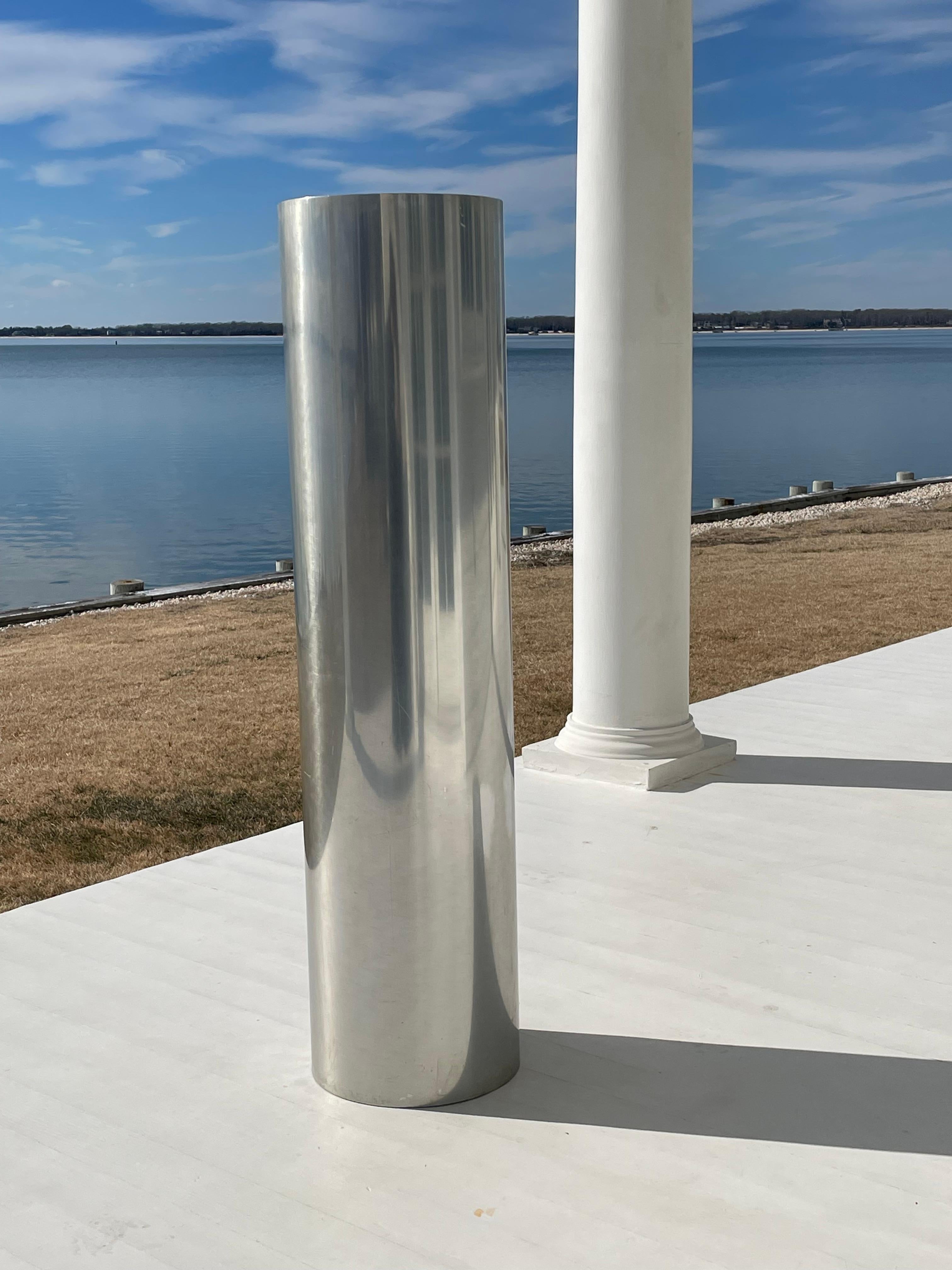 Rarissima fioriera alta cilindrica industriale minimalista progettata negli anni '70. Mayen era un architetto e designer industriale spagnolo noto per il suo lavoro sul progetto di Wright.  Casa dell'acqua che cade . La parte superiore del cilindro