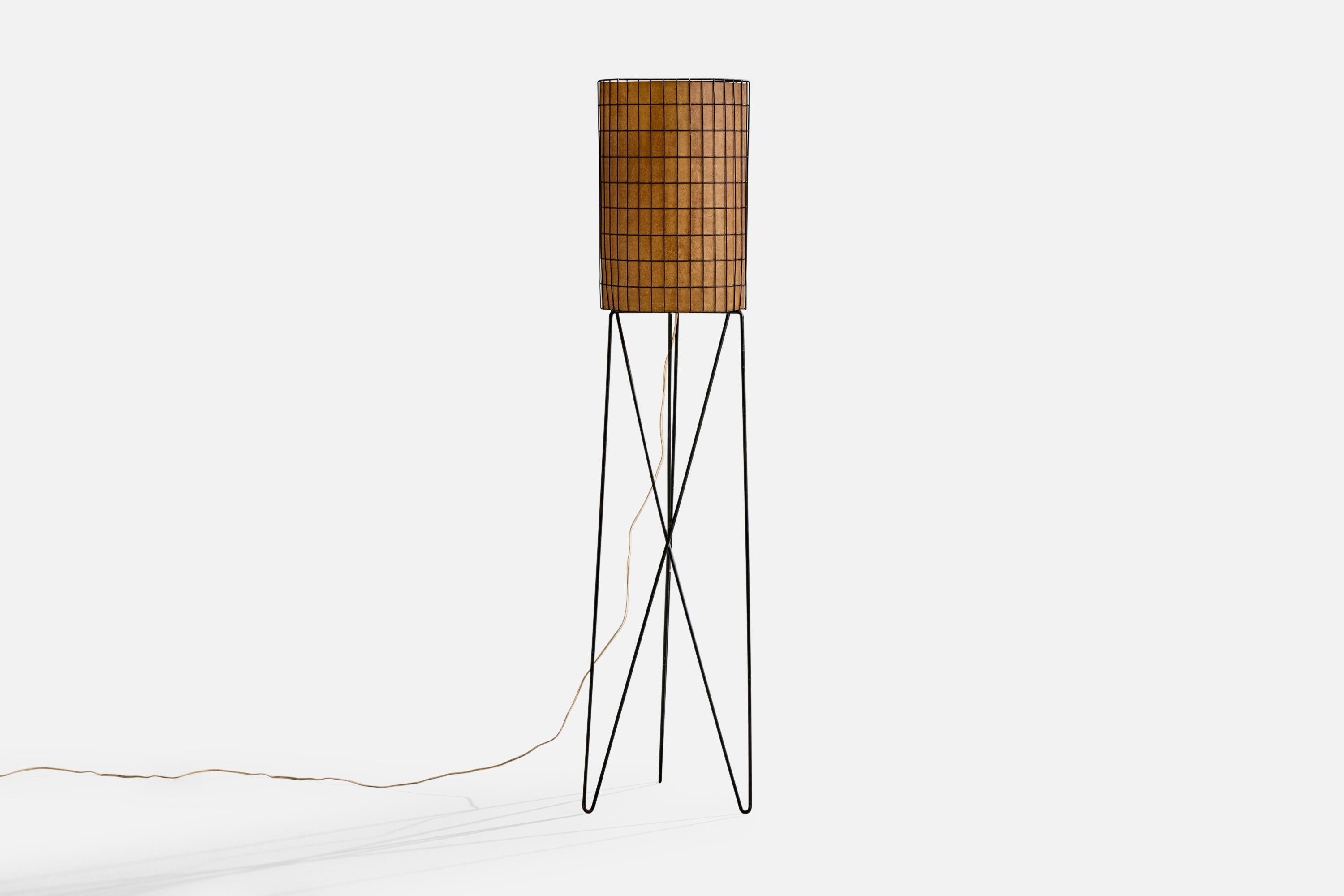 Lámpara de pie de hierro lacado en negro y fibra de vidrio marrón, diseñada y fabricada por Paul Mayén, EE.UU., década de 1950.

Dimensiones de la lámpara con pantalla (pulgadas): 57,625