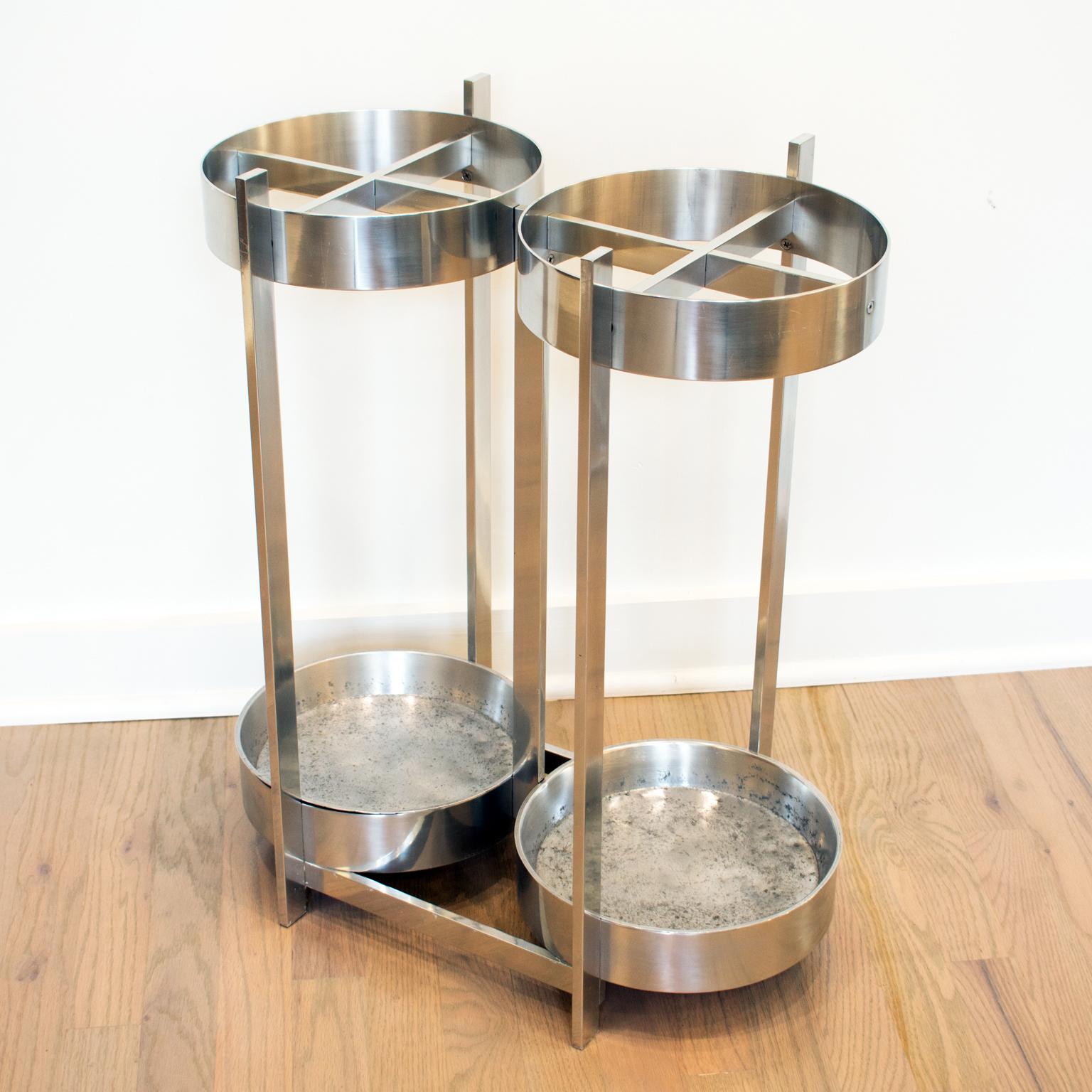 Paul Mayén ha progettato questo eccezionale portaombrelli per Habitat International negli anni Settanta. Questo splendido portaombrelli in alluminio modernista del Mid-Century presenta un design industriale in stile Machin, con una forma ampia e