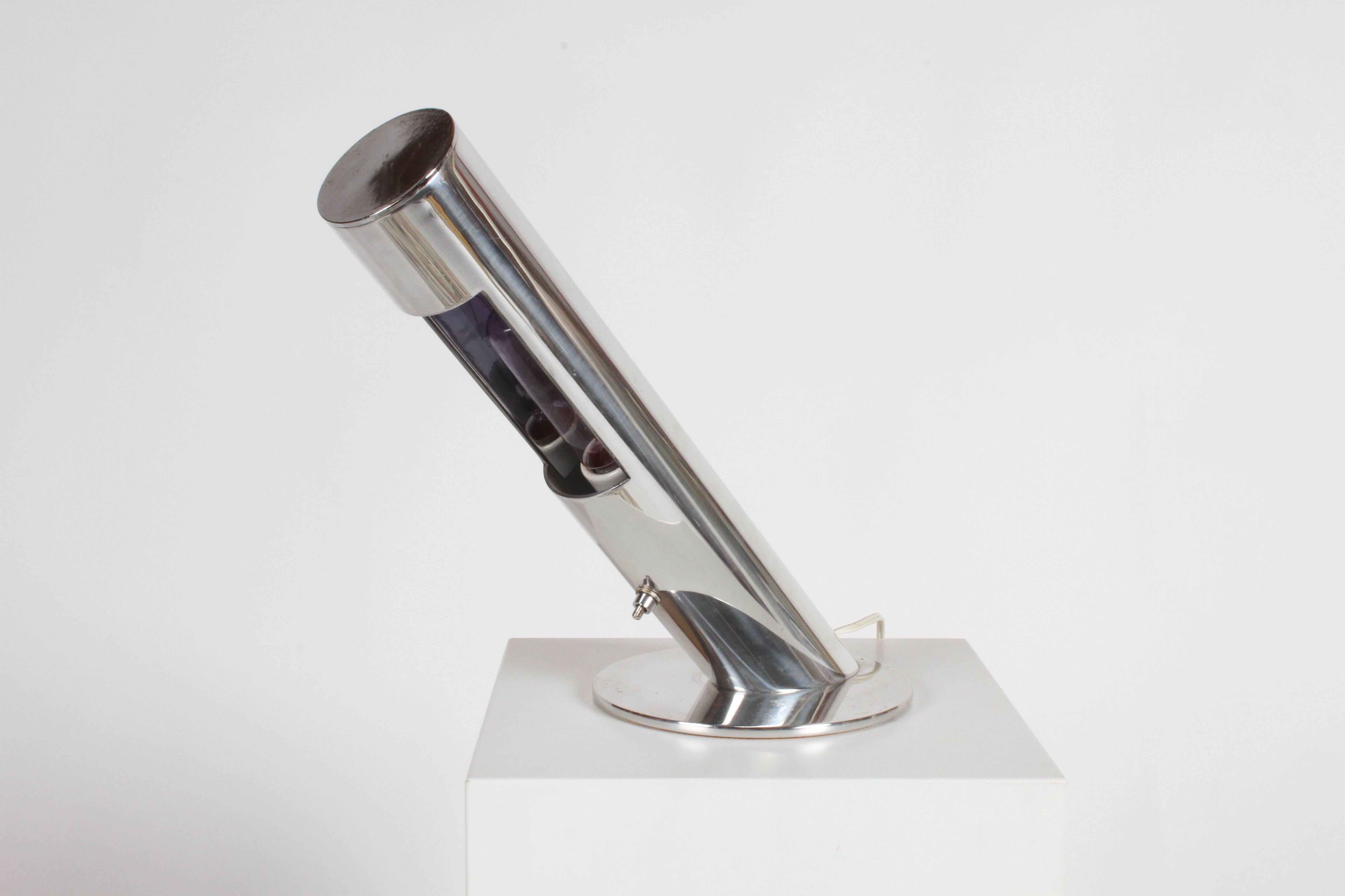 Paul Mayen pour Habitat Inc NYC, lampe de bureau cylindrique en aluminium poli et lisse. La lampe est placée à un angle. La lampe avec l'angle est de 15