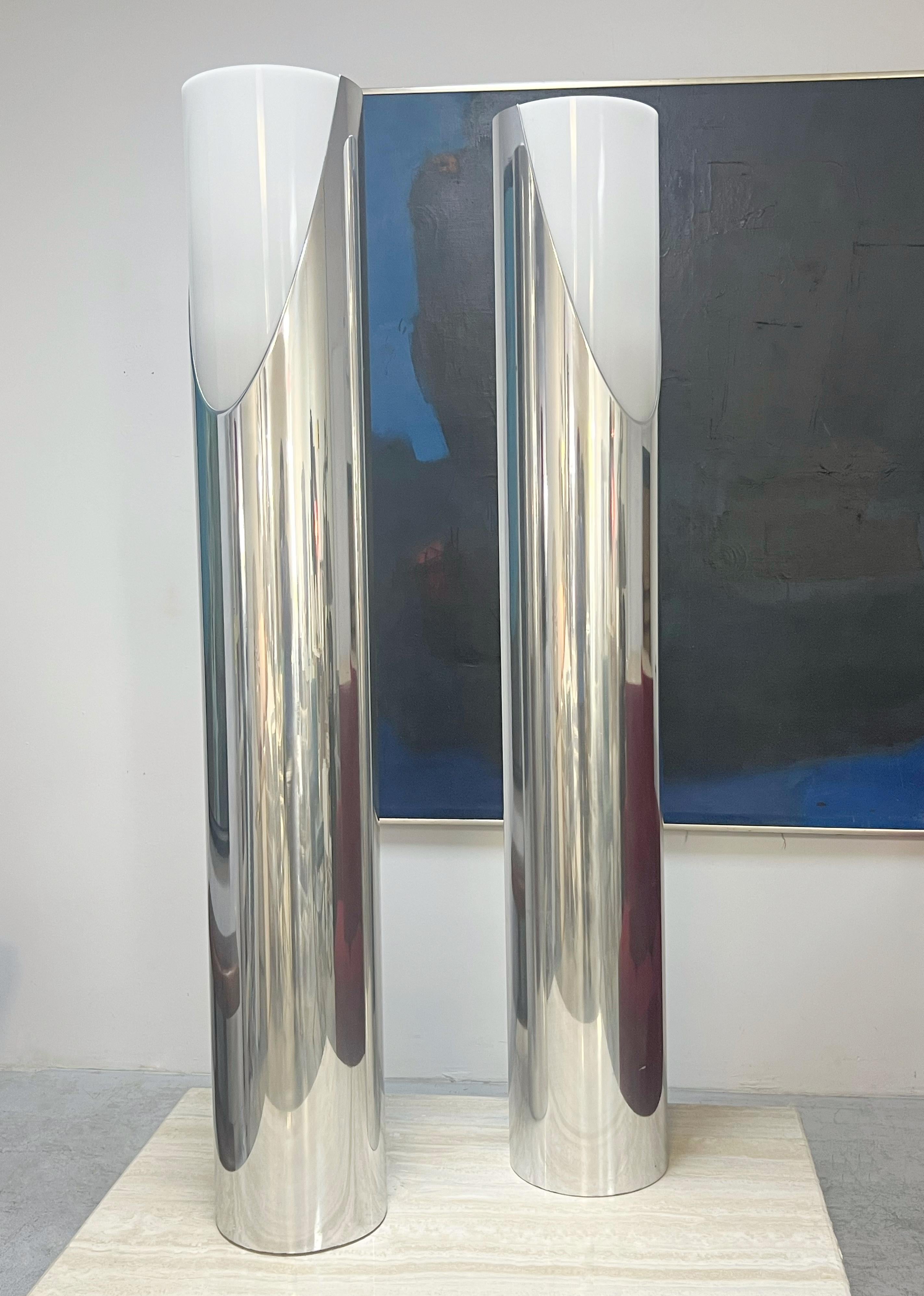 Un par de lámparas de pie de Paul Mayen para Habitat. Cuerpos cilíndricos de aluminio pulido con difusores acrílicos blancos. Las lámparas admiten 3 bombillas normales y una luz puntual hacia arriba con un interruptor de 3 vías. 