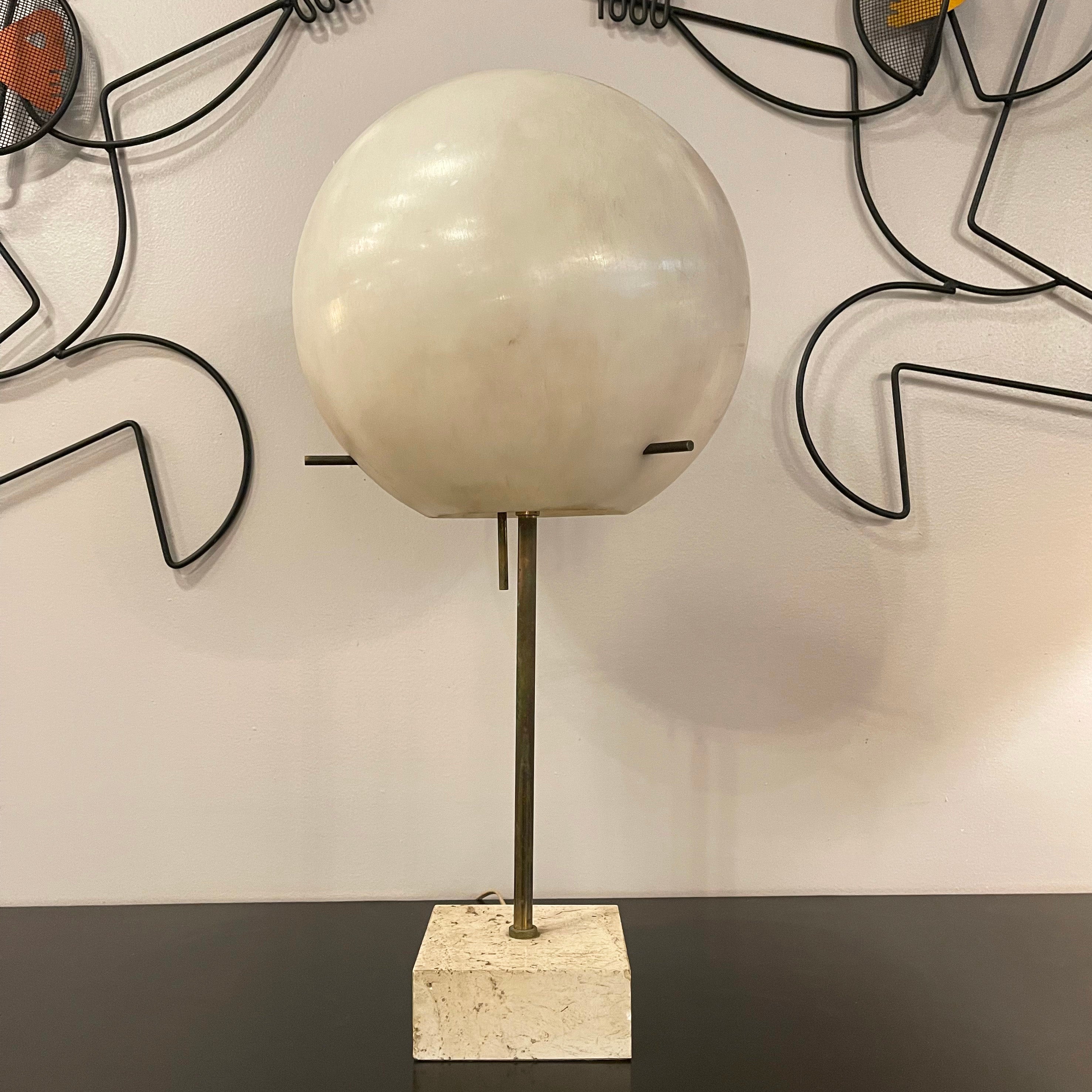 Die modernistische Lollipop-Tischleuchte von Paul Mayen für Habitat besteht aus einem dicken Polypropylenschirm mit patiniertem Messingstab auf einem quadratischen Sockel aus Travertin von 5,25 Zoll.