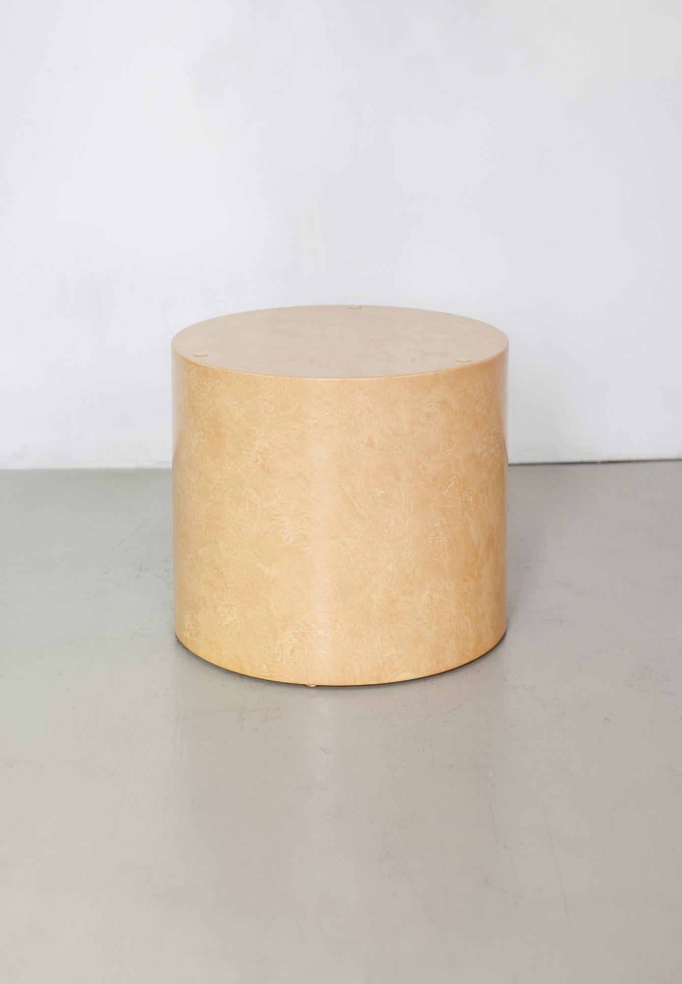 Magnifique base de table basse cylindrique vintage des années 1970 de Paul Mayen pour Intrex. Placage en bois de ronce. Il n'est pas livré avec son plateau en verre d'origine, mais il est facile d'en acheter ou d'en fabriquer un.
