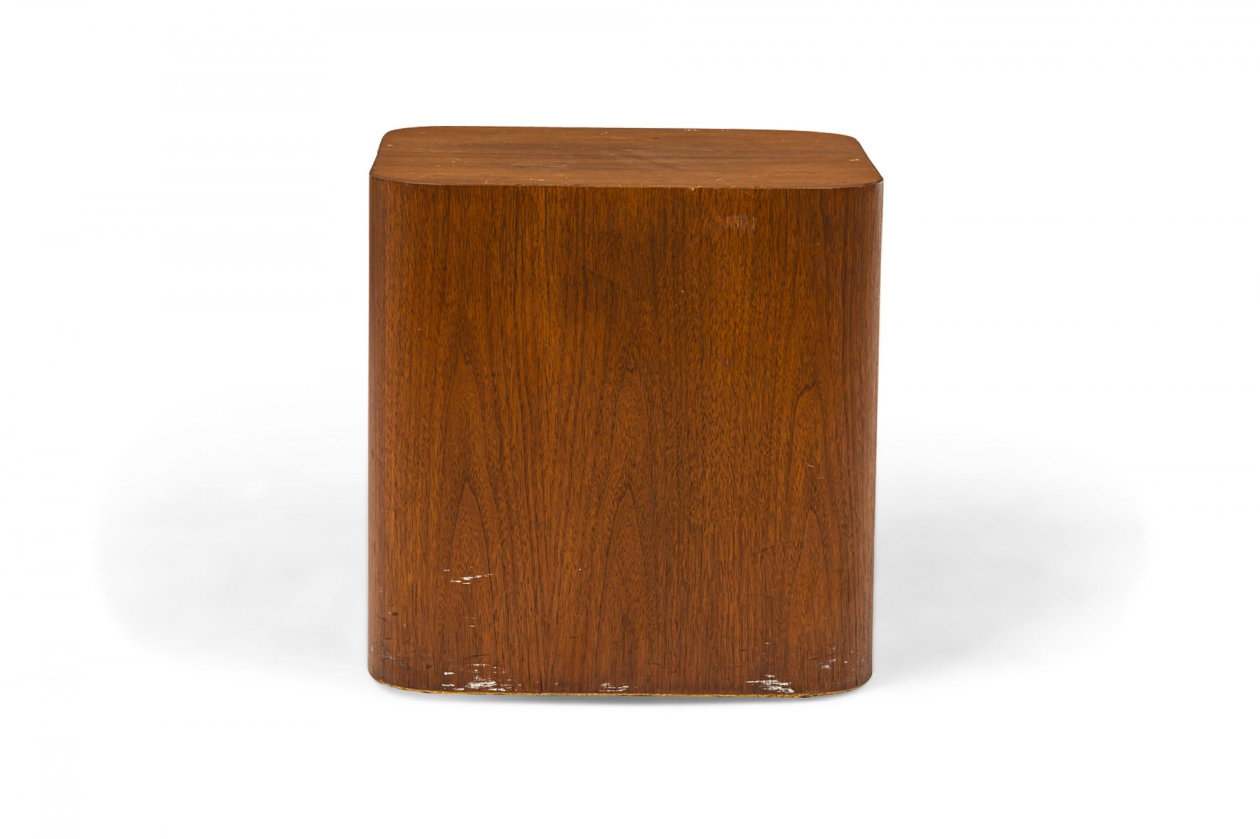 Mid-Century Modern Table d'appoint cubique « Radius » de Paul Mayen pour Intrex du milieu du siècle dernier en vente