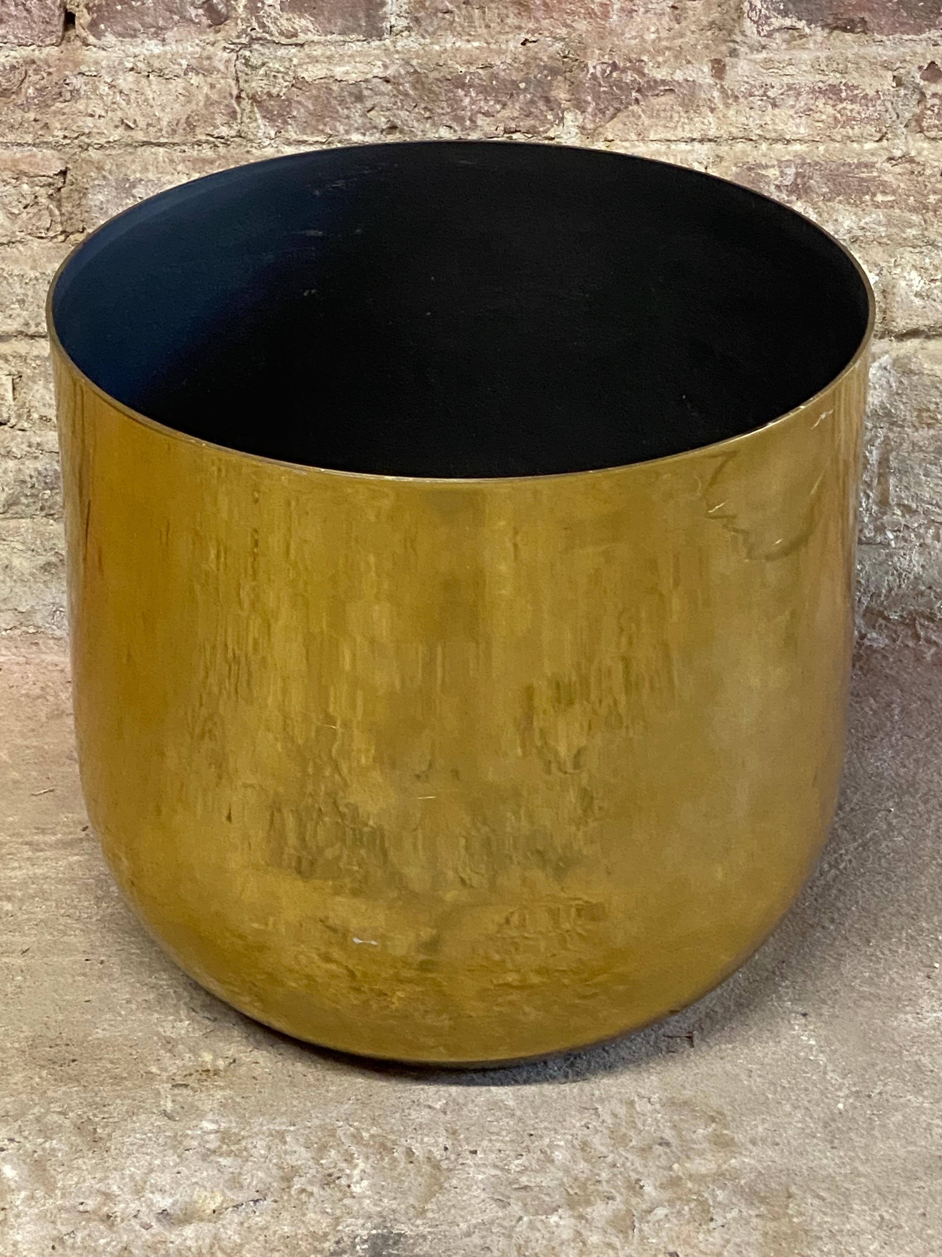 Habitat International large architectural aluminum planter. Wonderful and impressive size brass finish aluminum planter. Architectural Supplements by Paul Mayen, designer. Circa 1975-80. 

Good overall condition with some minor scratches and