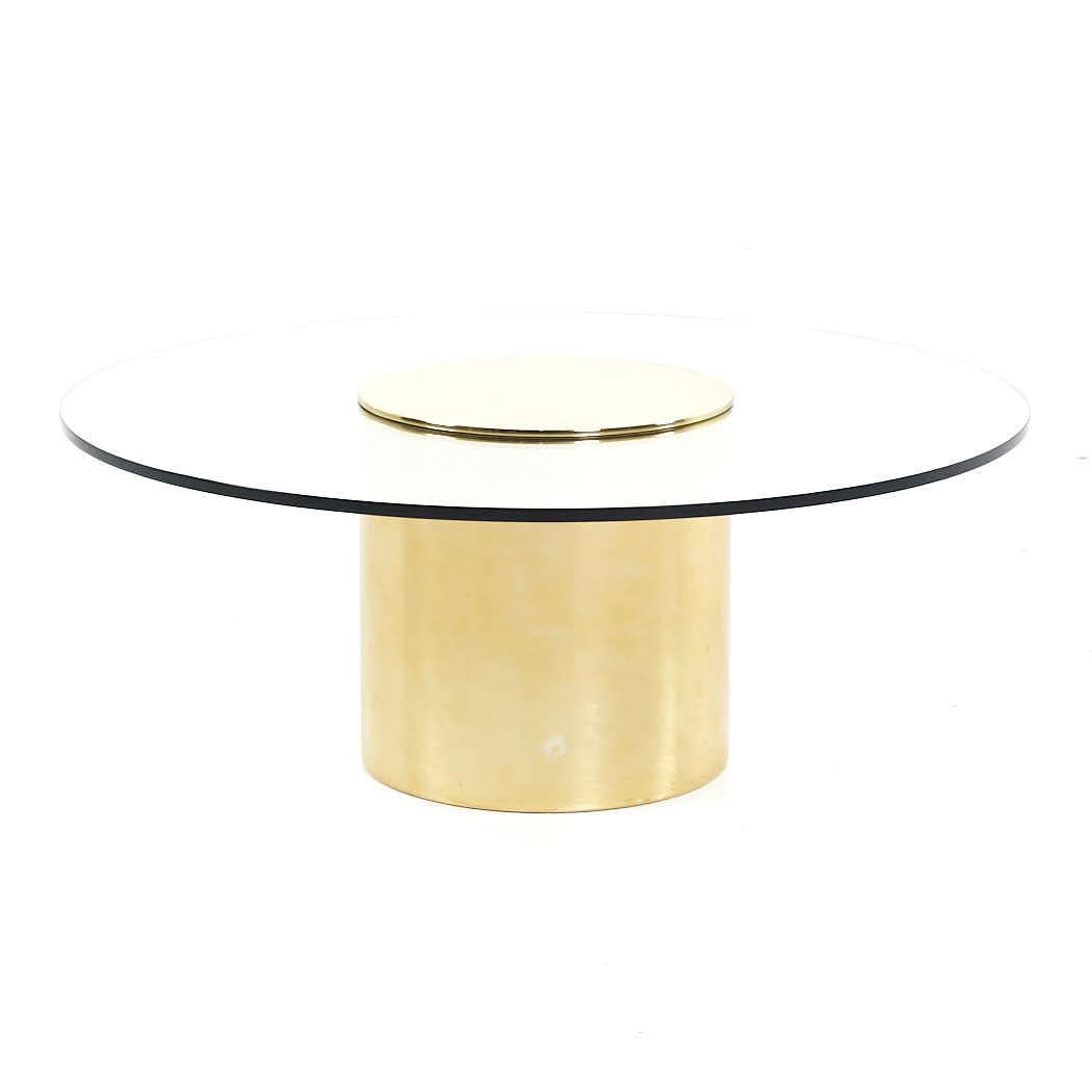 Mid-Century Modern Paul Mayén Table basse ronde en laiton du milieu du siècle avec plateau en verre en vente