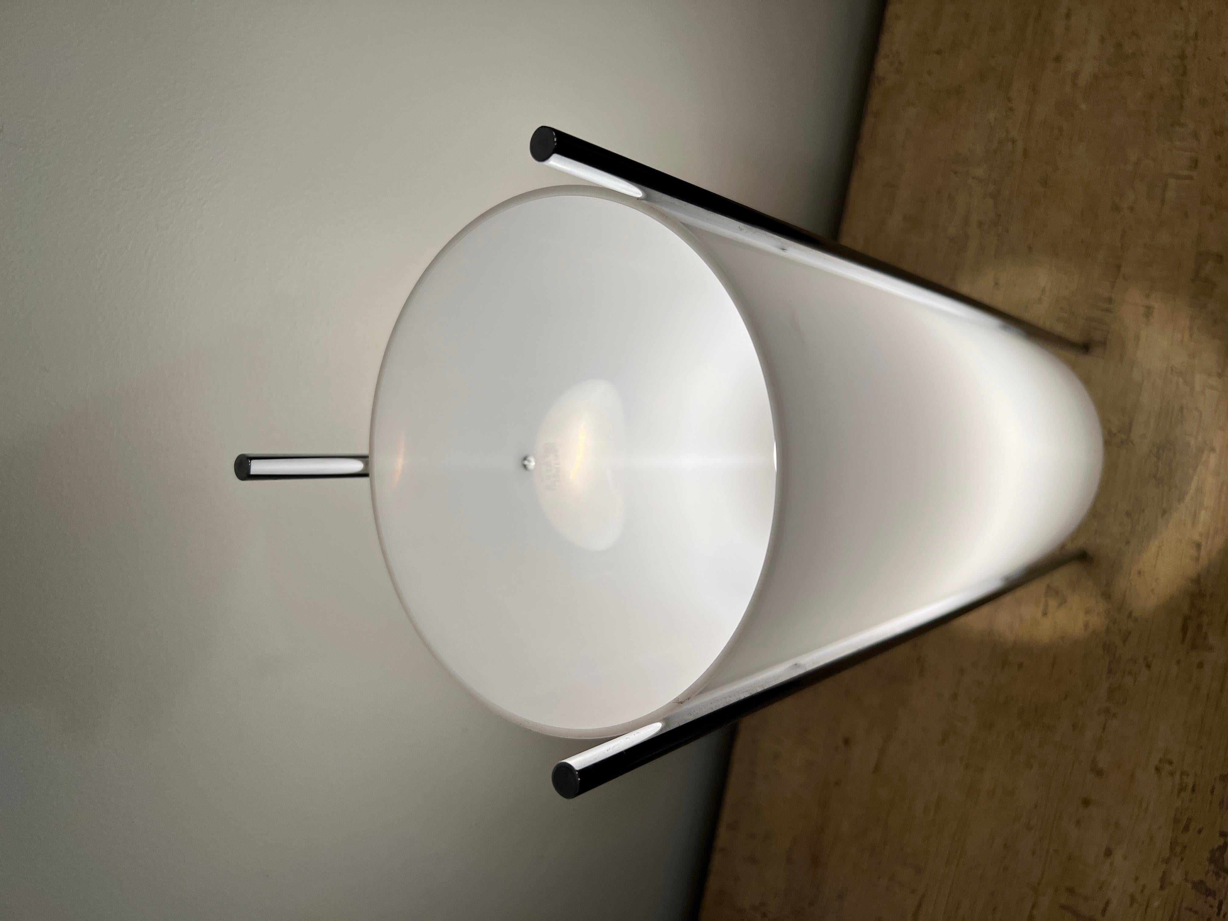 Lampe de table cylindrique moderne chromée et acrylique Paul Mayen en vente 6