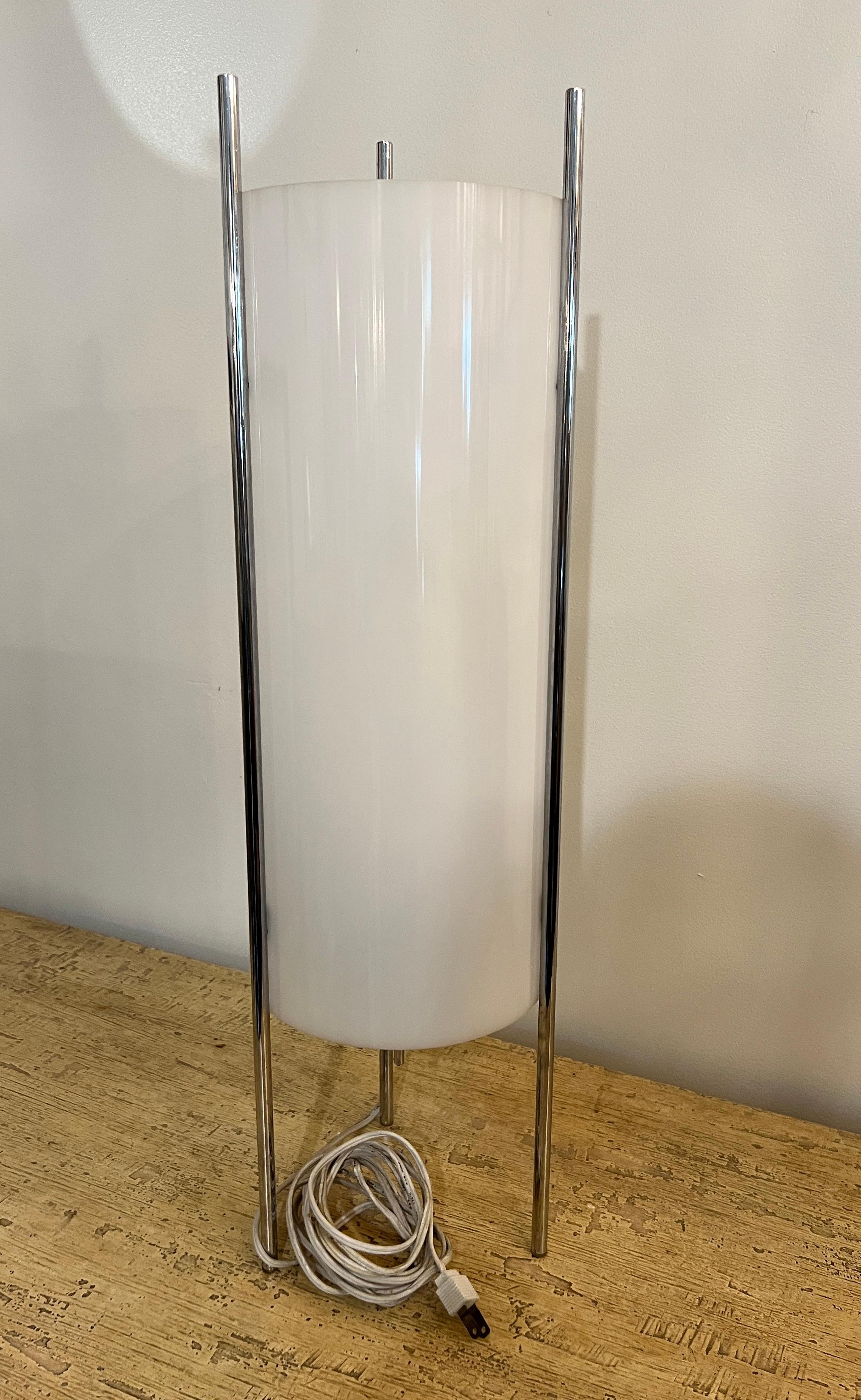 Lampe de table cylindrique moderne chromée et acrylique Paul Mayen en vente 8
