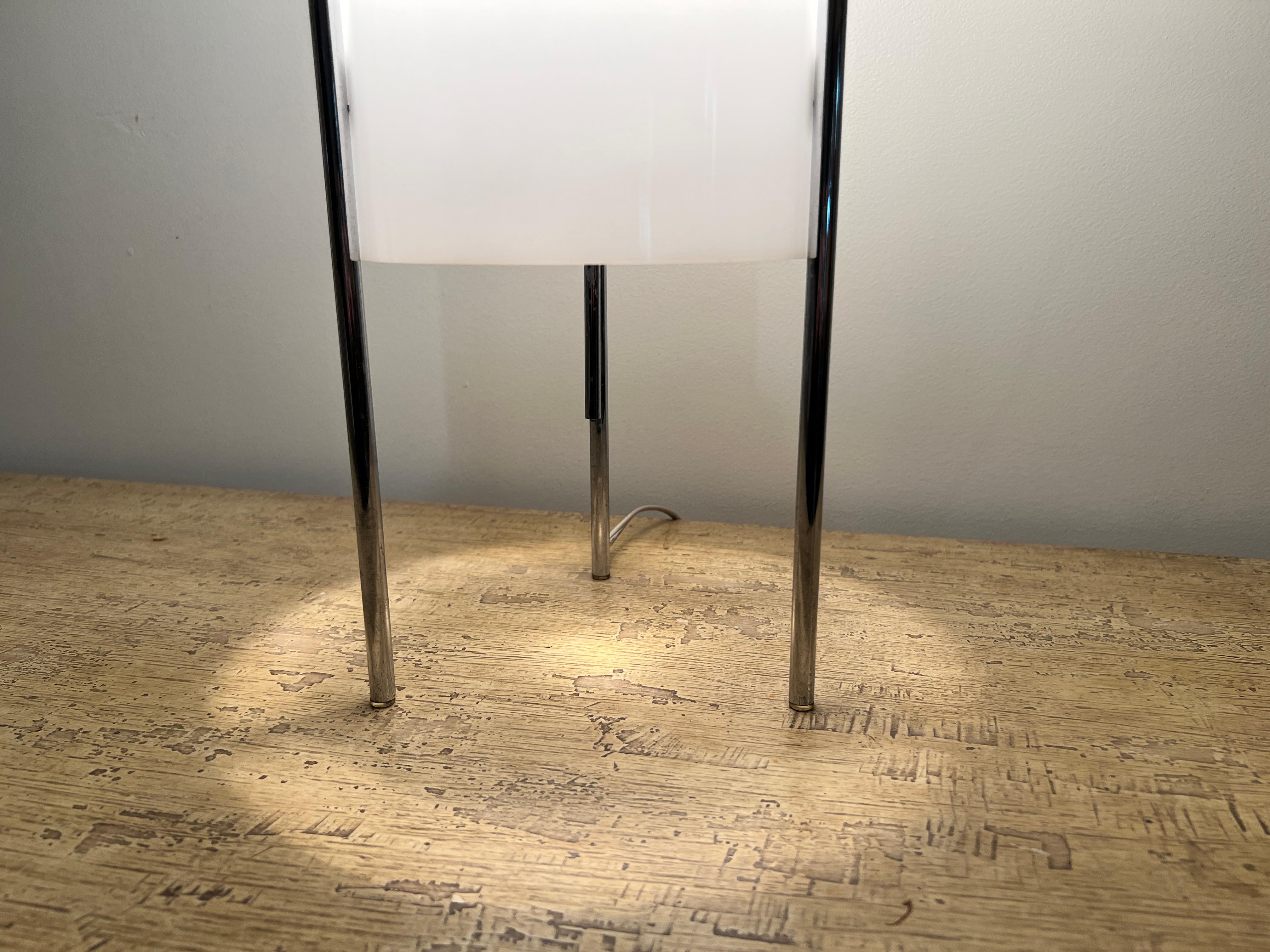 Fin du 20e siècle Lampe de table cylindrique moderne chromée et acrylique Paul Mayen en vente