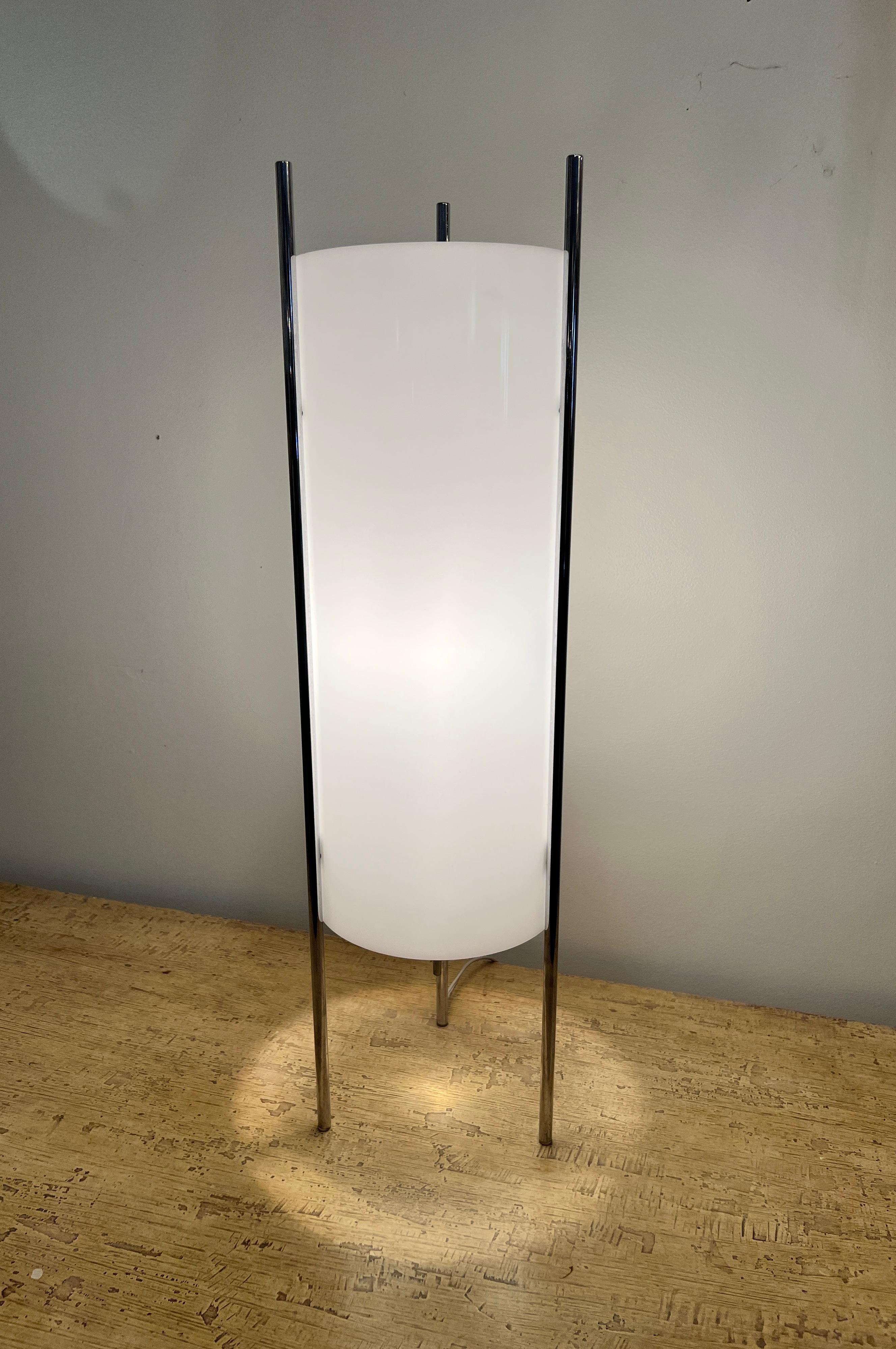 Chrome Lampe de table cylindrique moderne chromée et acrylique Paul Mayen en vente