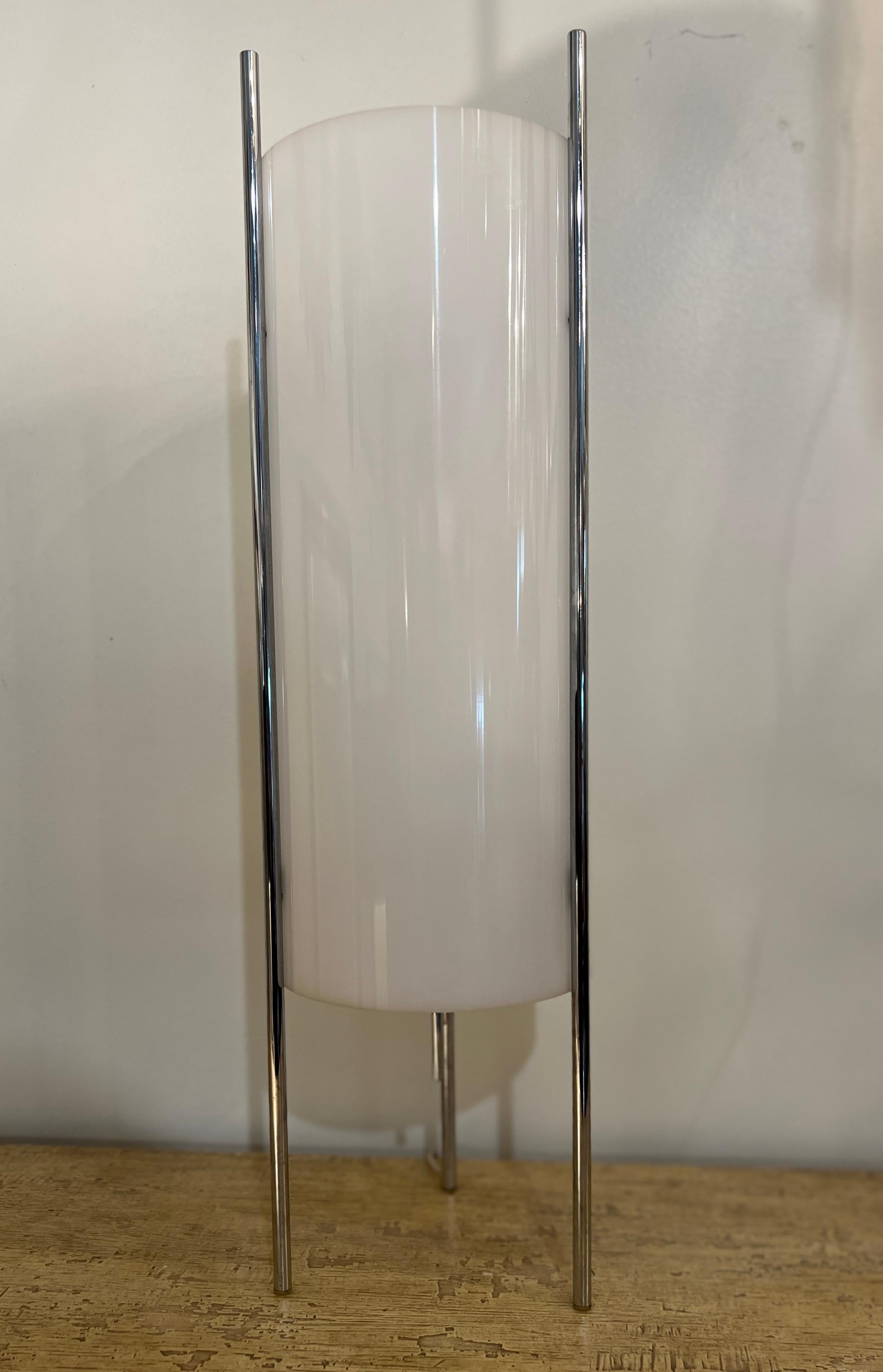 Lampe de table cylindrique moderne chromée et acrylique Paul Mayen en vente 1