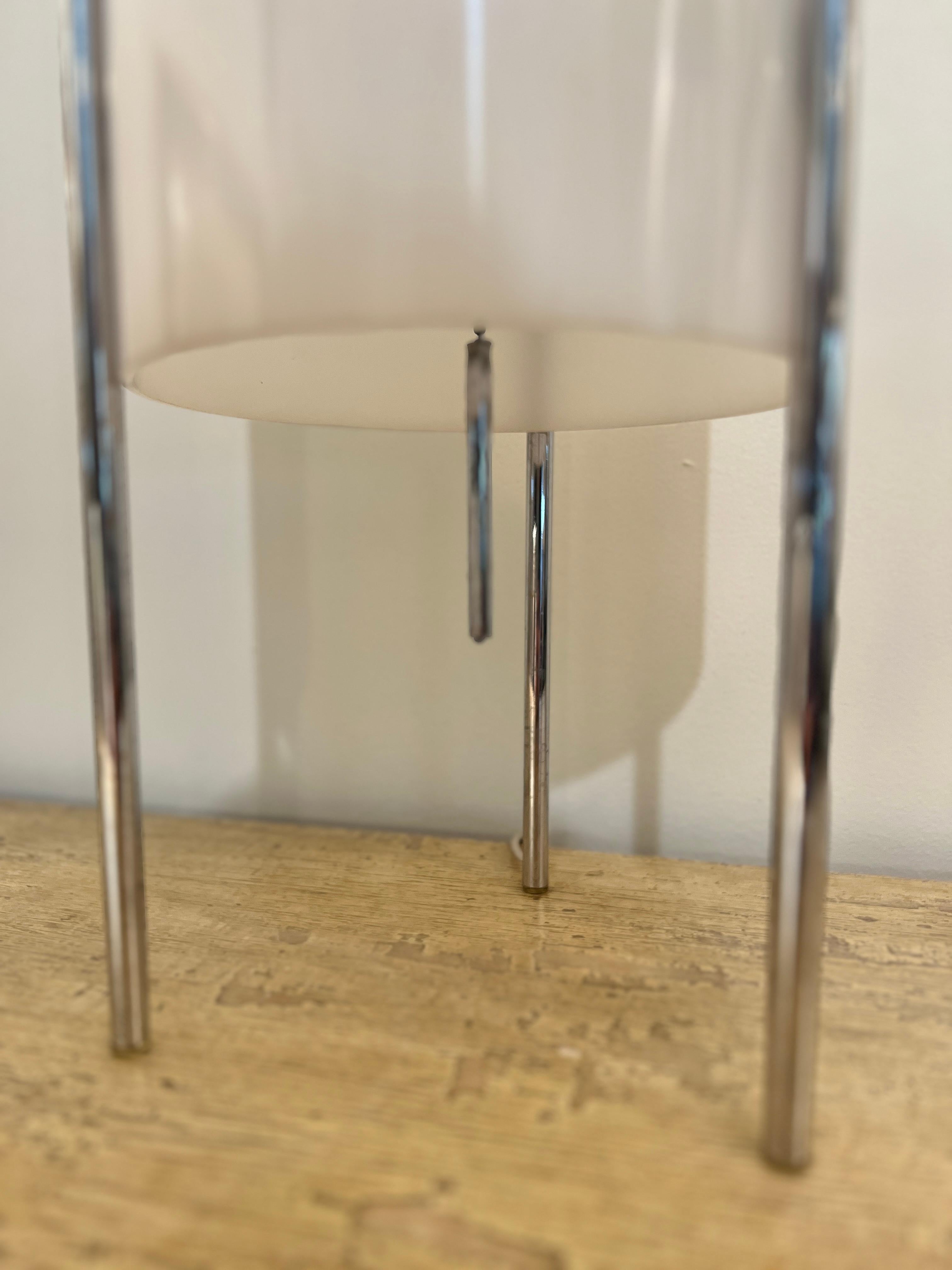 Lampe de table cylindrique moderne chromée et acrylique Paul Mayen en vente 2