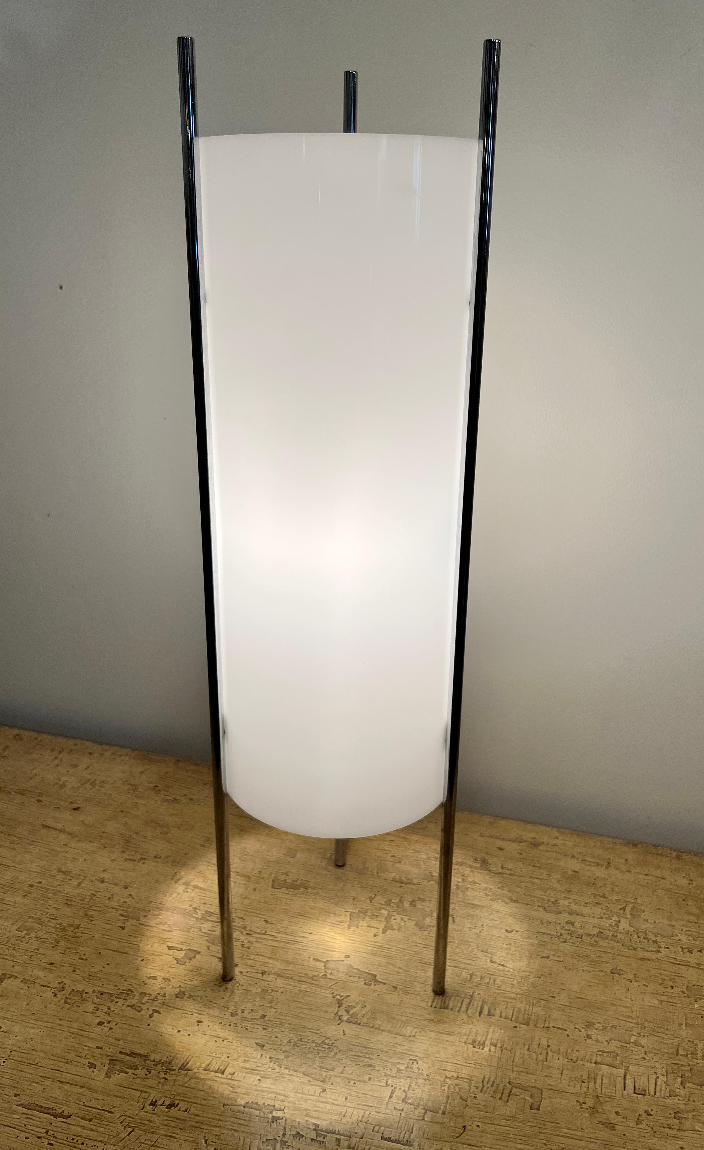 Lampe de table cylindrique moderne chromée et acrylique Paul Mayen en vente 3