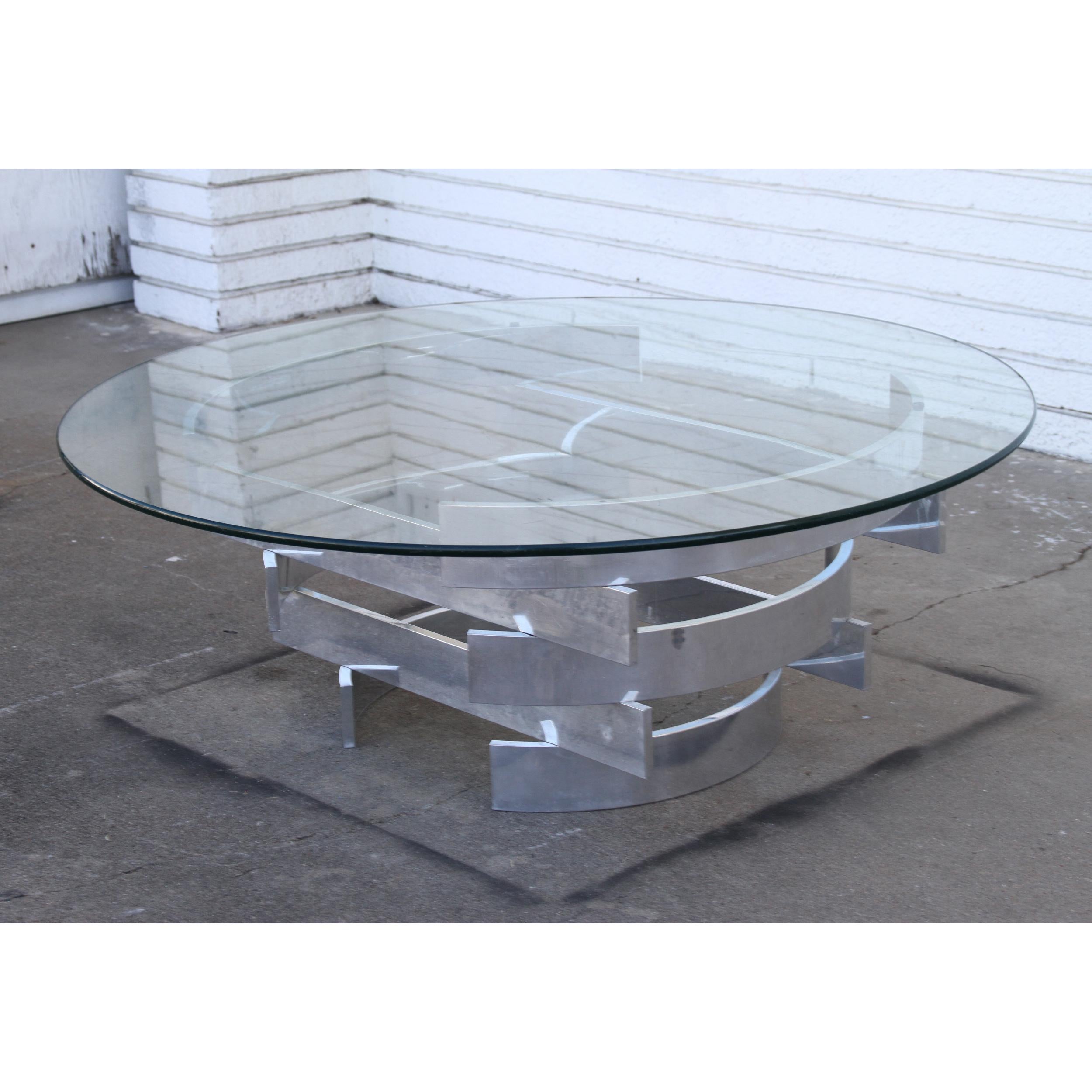 Cette table basse empilée Paul Mayen est fabriquée en aluminium massif à barre plate. Ils sont entrelacés les uns aux autres au fur et à mesure que leur taille augmente. C'est une véritable sculpture.
Des lignes très nettes qui attirent l'attention.