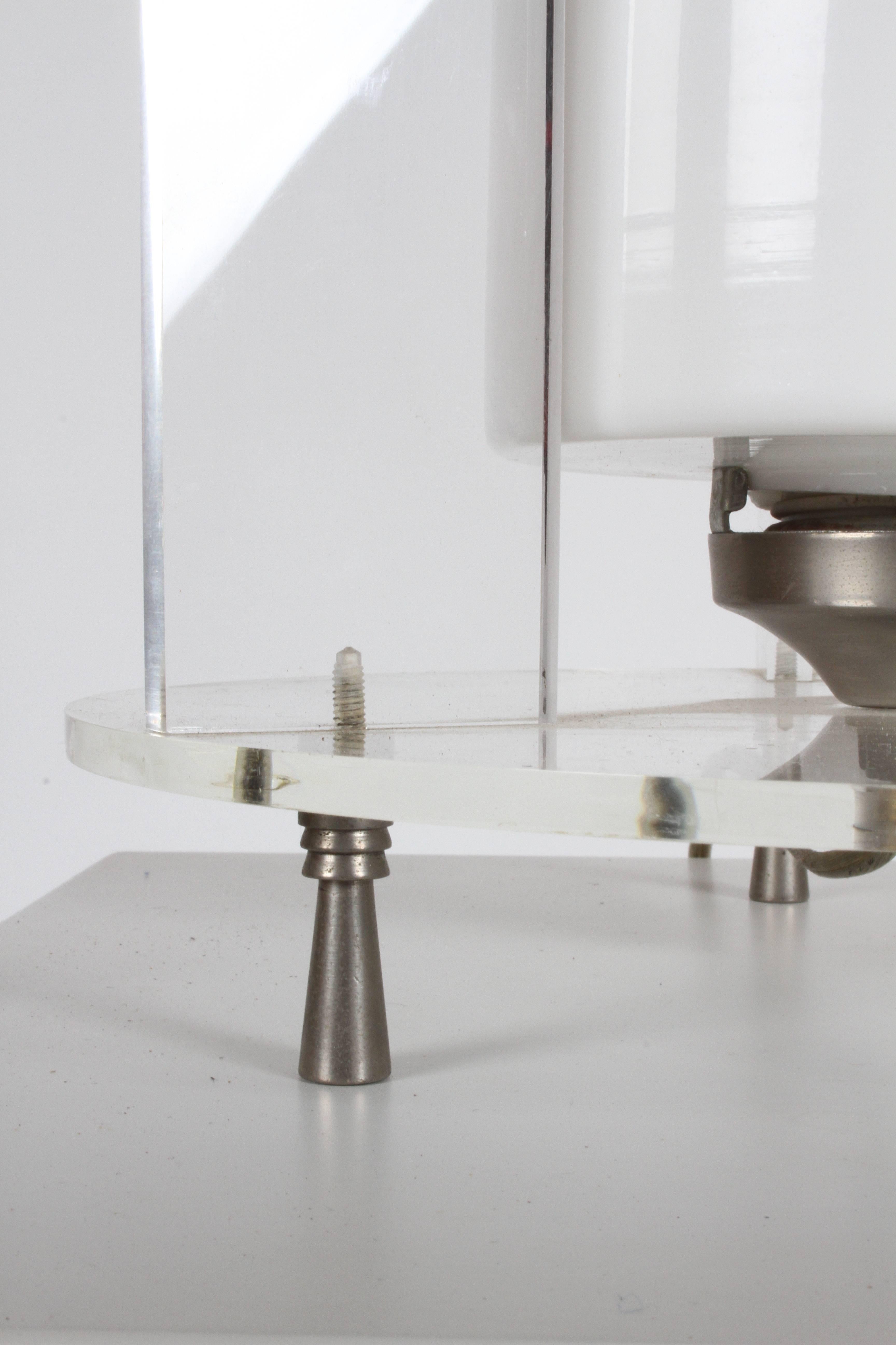 Milieu du XXe siècle Lampe cylindrique en verre et lucite de style Paul Mayen en vente