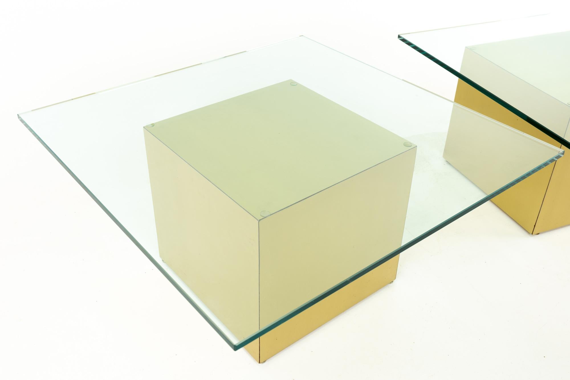 Table d'appoint en laiton et verre de style Paul Mayen du milieu du siècle dernier Bon état - En vente à Countryside, IL