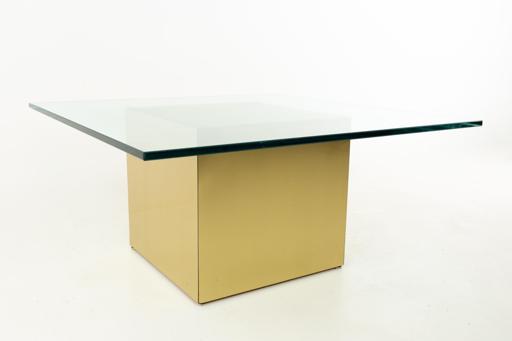 Laiton Table d'appoint en laiton et verre de style Paul Mayen du milieu du siècle dernier en vente