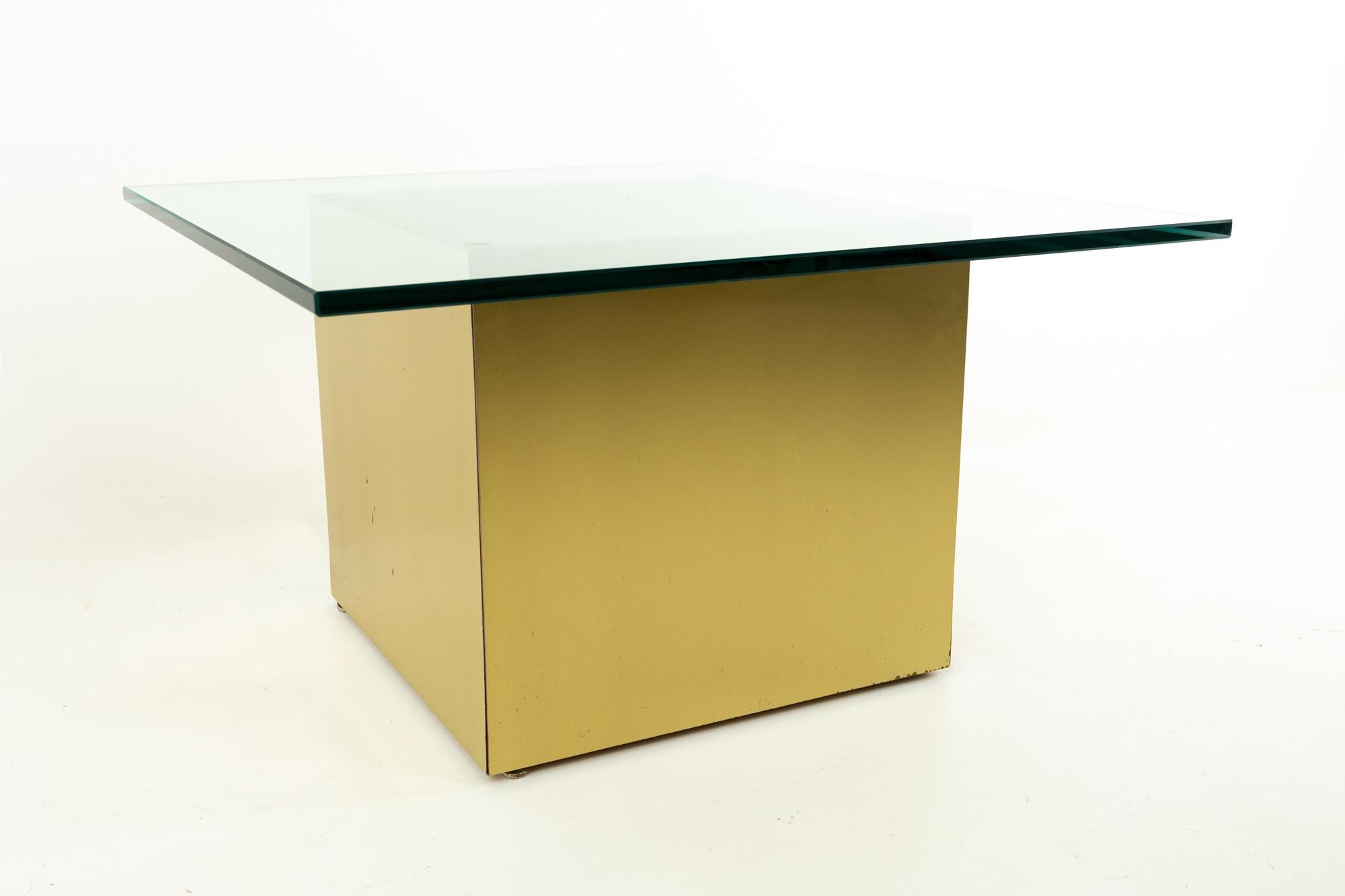 Table d'appoint en laiton et verre de style Paul Mayen du milieu du siècle dernier en vente 1
