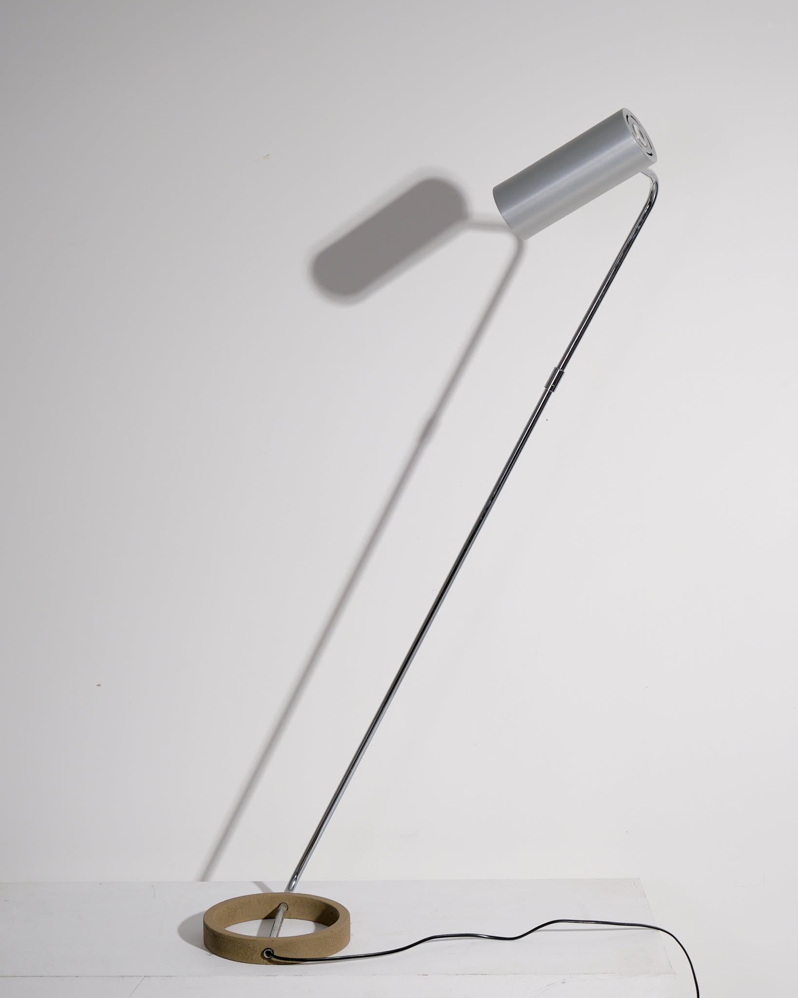 Llamativa lámpara de pie Tangola diseñada por Paul Mayén para Habitat, producida hacia los años 70-80. Esta pieza de mediados de siglo presenta una base minimalista de hierro fundido combinada con una pantalla de aluminio nítida y angulosa, que