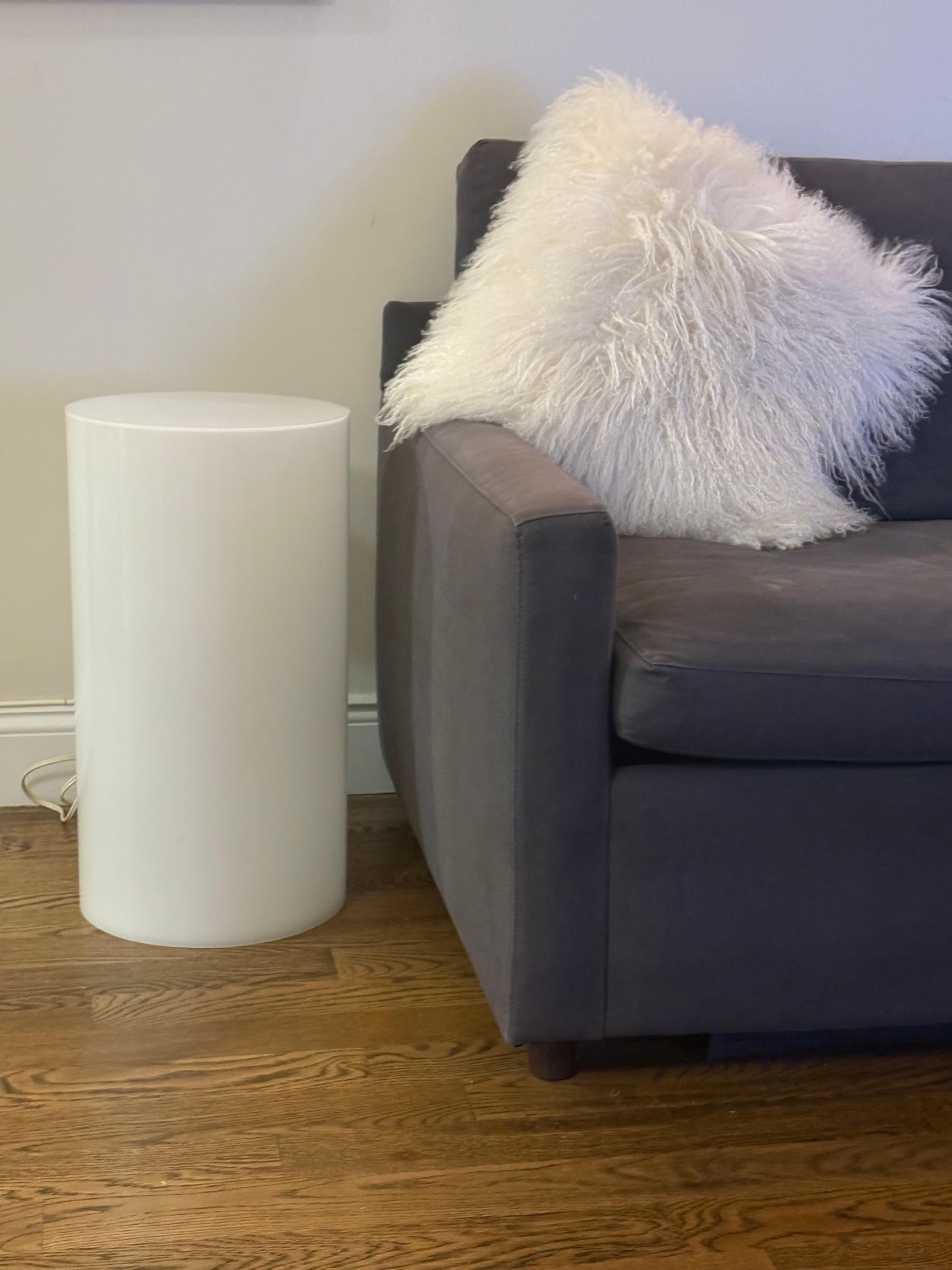 Lámpara de pie o sobremesa de lucita cilíndrica blanca Paul Mayen para Habitat en venta 4
