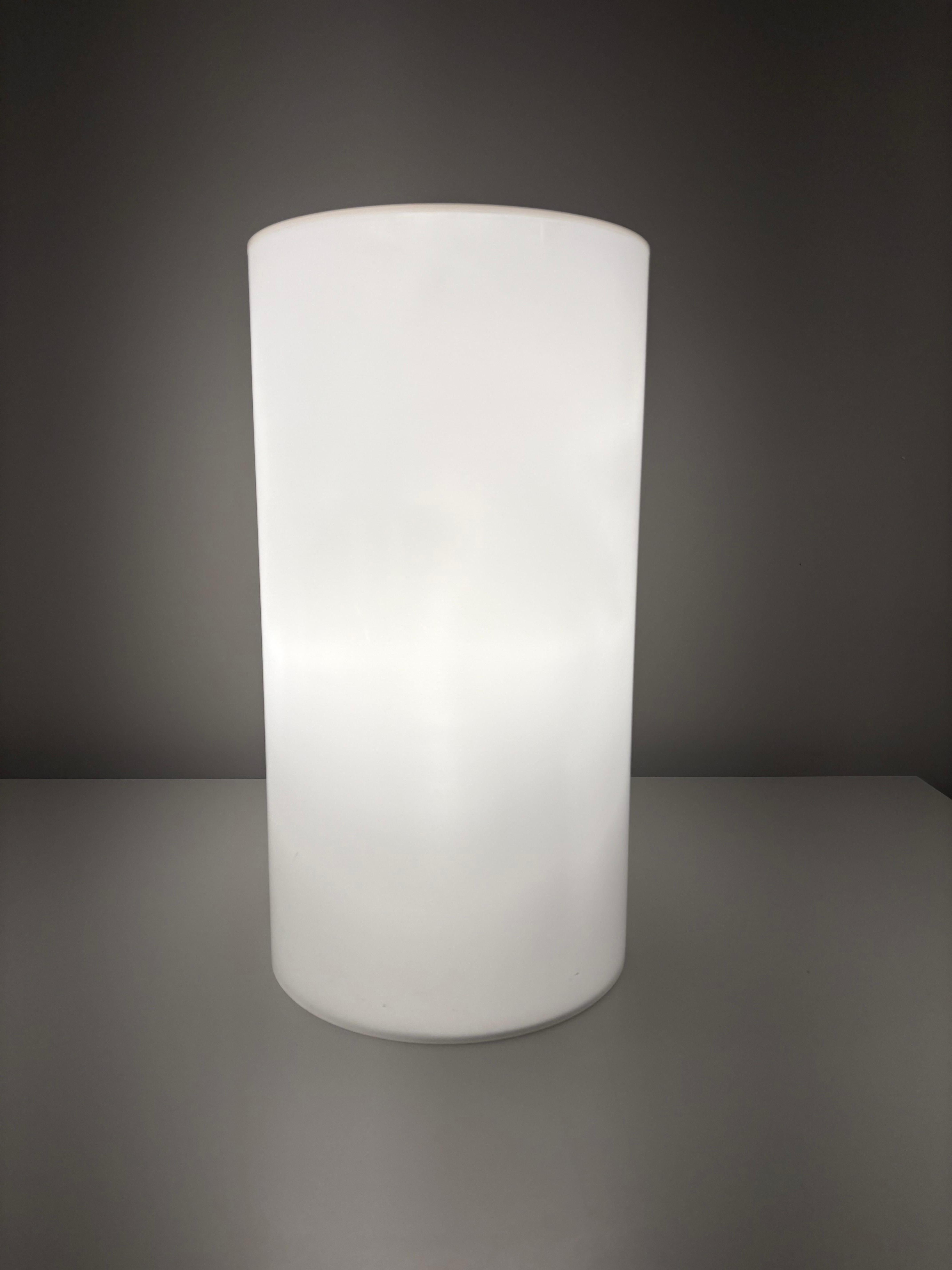 Paul Mayen diseñó esta hermosa lámpara de lucita muy sencilla para Habitat en la década de 1970 . Este cilindro alto de lucita blanca queda genial como lámpara de pie o puedes utilizarlo como lámpara de sobremesa . Dispone de 6 tomas de corriente