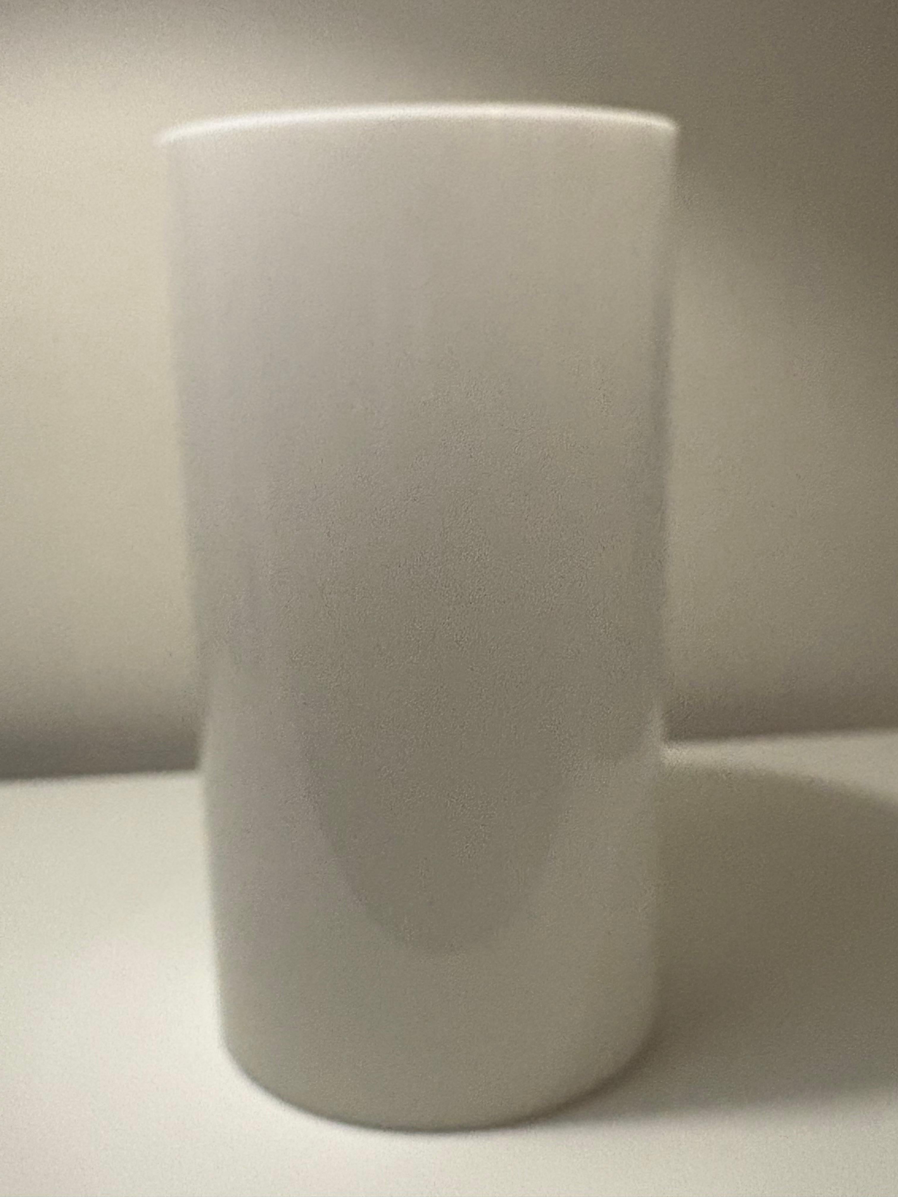 Lámpara de pie o sobremesa de lucita cilíndrica blanca Paul Mayen para Habitat siglo XX en venta