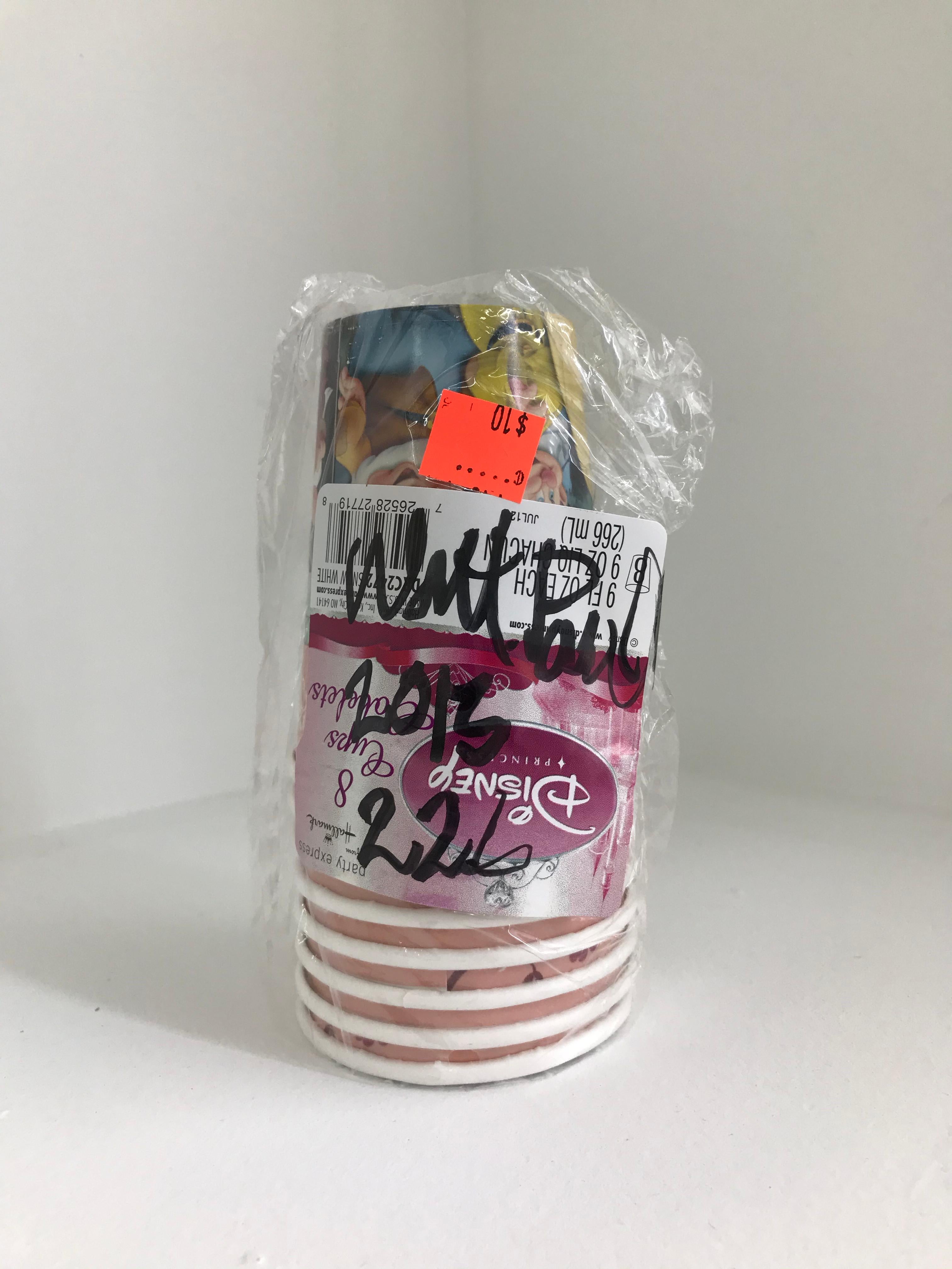 Paul McCarthy
Signierte Schneewittchen-Disney-Tassen, 2013
Ungeöffnet 

Teil des Geschenkladens in McCarthys Ausstellung WS in der Park Avenue Armory, New York, 19. Juni - 4. August 2013

Der "bissige, von der Popkultur besessene Provokateur" (The