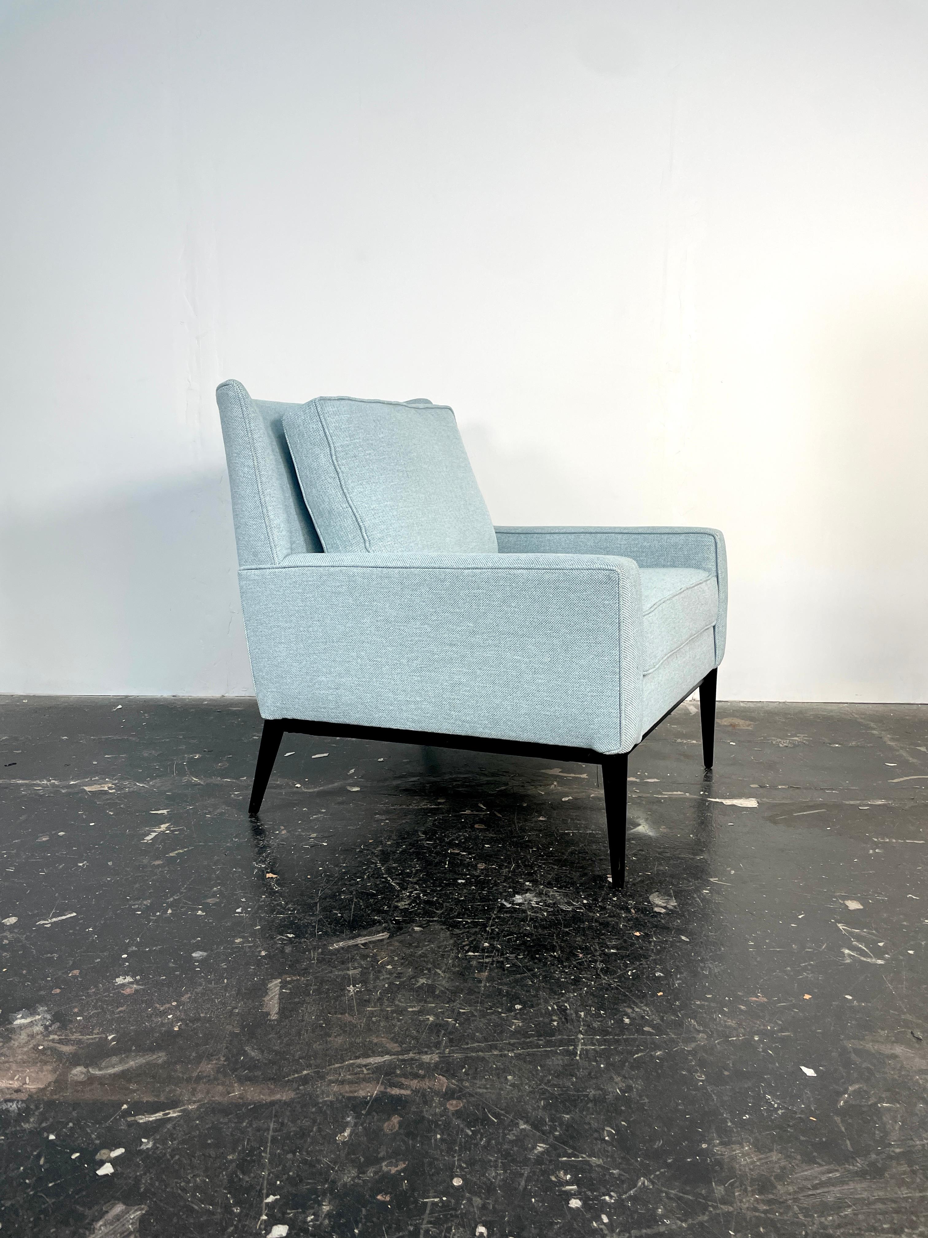 Sillón Perfect Slipper de Paul McCobb 312 Sillón para Direccional en Modo Maharam: Agua Salada.  Retapizar con tela y espuma nuevas. Gran silla de líneas limpias y sobrias. 

Estas sillas personifican la elegancia y sofisticación del diseño moderno