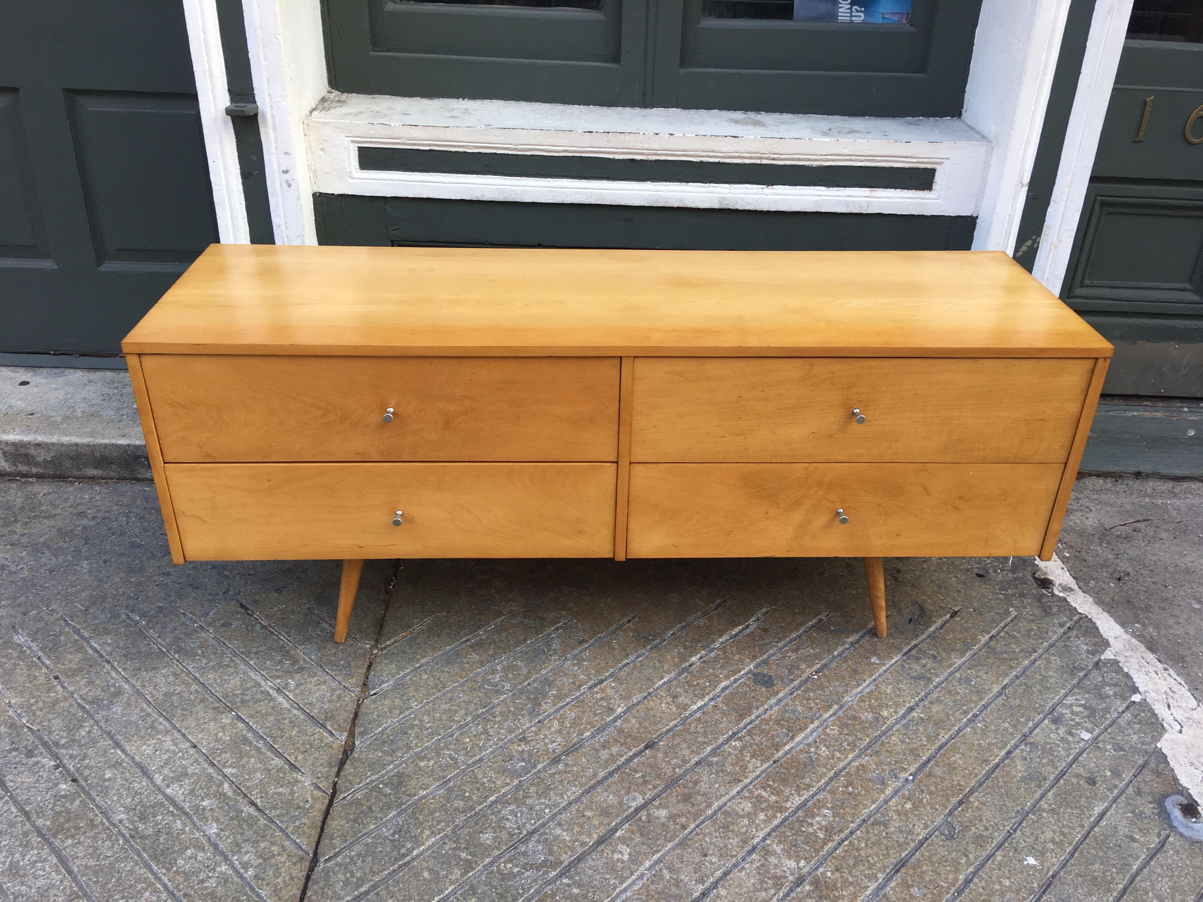 Paul McCobb extra low 4-drawer dresser in the blond finish. Perfect height for flat screen TV's! 4 pullout / pull-out drawers for plenty of storage. All original and very presentable!