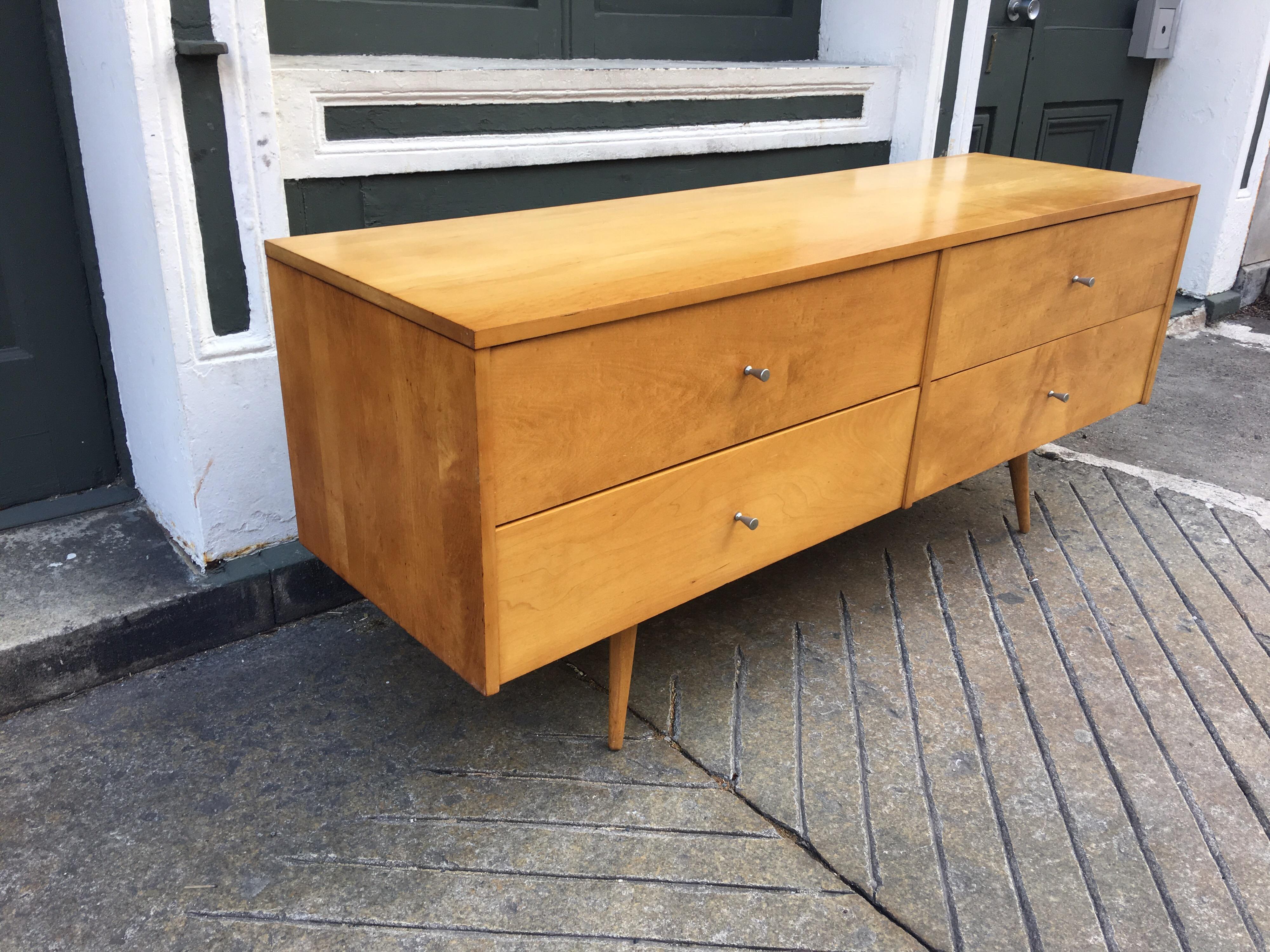 Paul McCobb 4-Drawer Low Dresser for Winchendon Furniture Company (Moderne der Mitte des Jahrhunderts)