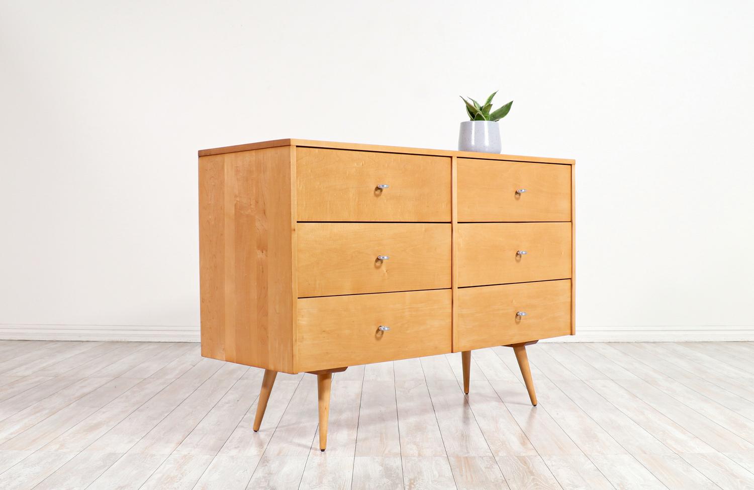 Restaurada por expertos - Cómoda de 6 cajones Paul McCobb para Muebles Winchendon Moderno de mediados de siglo en venta